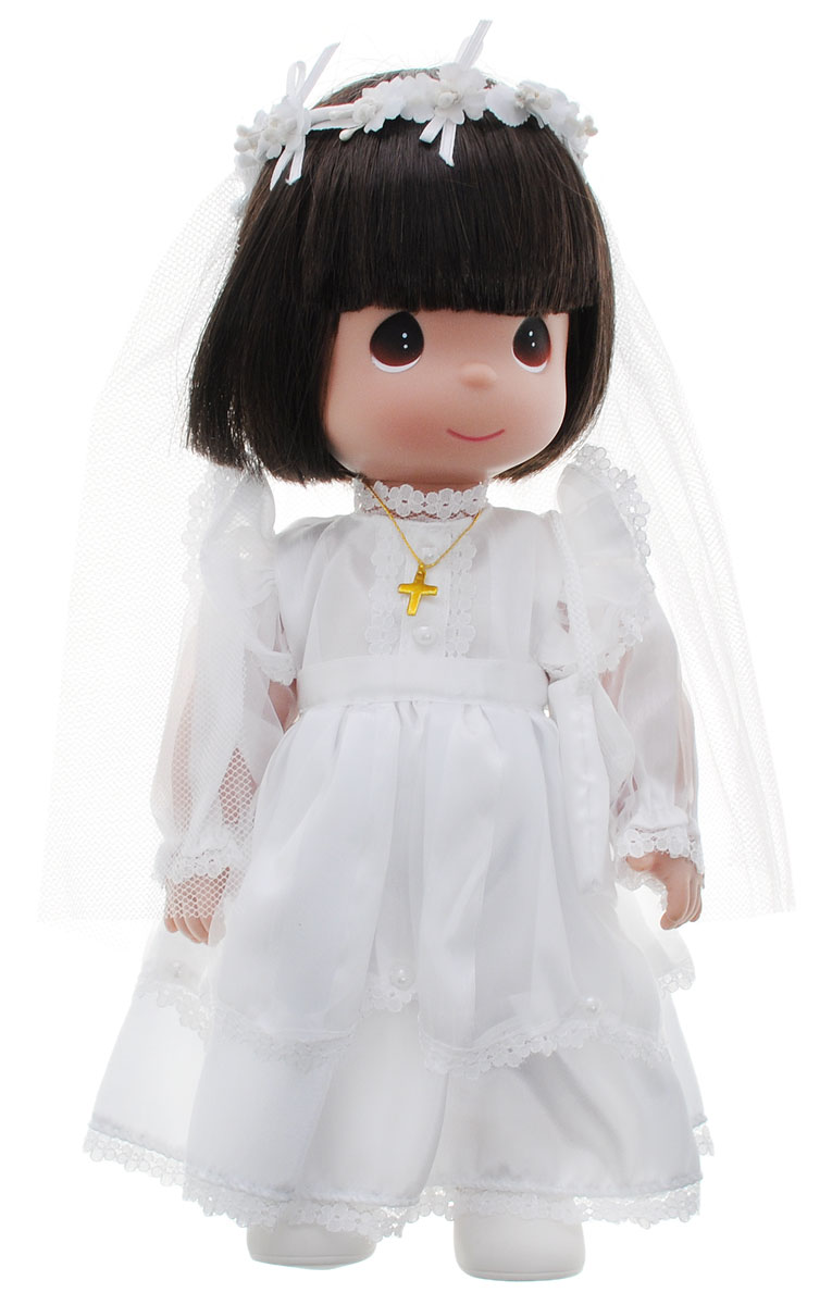 Precious Moments Кукла Невеста брюнетка1491 Precious Moments Кукла Невеста брюнетка1491Коллекция кукол Precious Moments ростом выше 30 см насчитывает на сегодняшний день более 600 видов. Куклы изготавливаются из качественного, безопасного материала и имеют пять базовых точек артикуляции. Каждый год в коллекцию добавляются все новые и новые модели. Каждая кукла имеет свой неповторимый образ и характер. Она может быть подарком на память о каком-либо событии в жизни. Куклы выполнены с любовью и нежностью, которую дарит нам известная волшебница - создатель кукол Линда Рик! Кукла Невеста одета в длинное белоснежное платье, на ногах у нее белые туфельки. Дополнением к образу служит фата и крестик на шее. У куколки большие карие глаза и темные волосы. Игра с куклой разовьет в вашей малышке чувство ответственности и заботы. Порадуйте свою принцессу таким великолепным подарком!