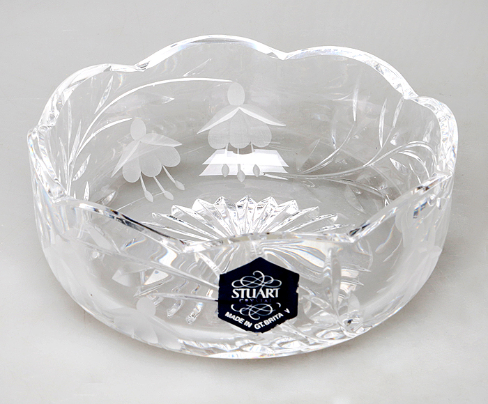 Stuart Crystal! Конфетница. Хрусталь, ручное гранение. Stuart Crystal, Великобритания, 1960-е гг.ПБ ДПА 16082016-8 Stuart Crystal! Конфетница. Хрусталь, ручное гранение. Stuart Crystal, Великобритания, 1960-е гг.ПБ ДПА 16082016-8Великолепная конфетница знаменитой английской марки! Хрусталь, ручное гранение. Stuart Crystal, Великобритания, 1960-е гг. Размер: высота 6 см, диаметр 10 см. Сохранность коллекционная: без повреждений, без сколов, без утрат.
