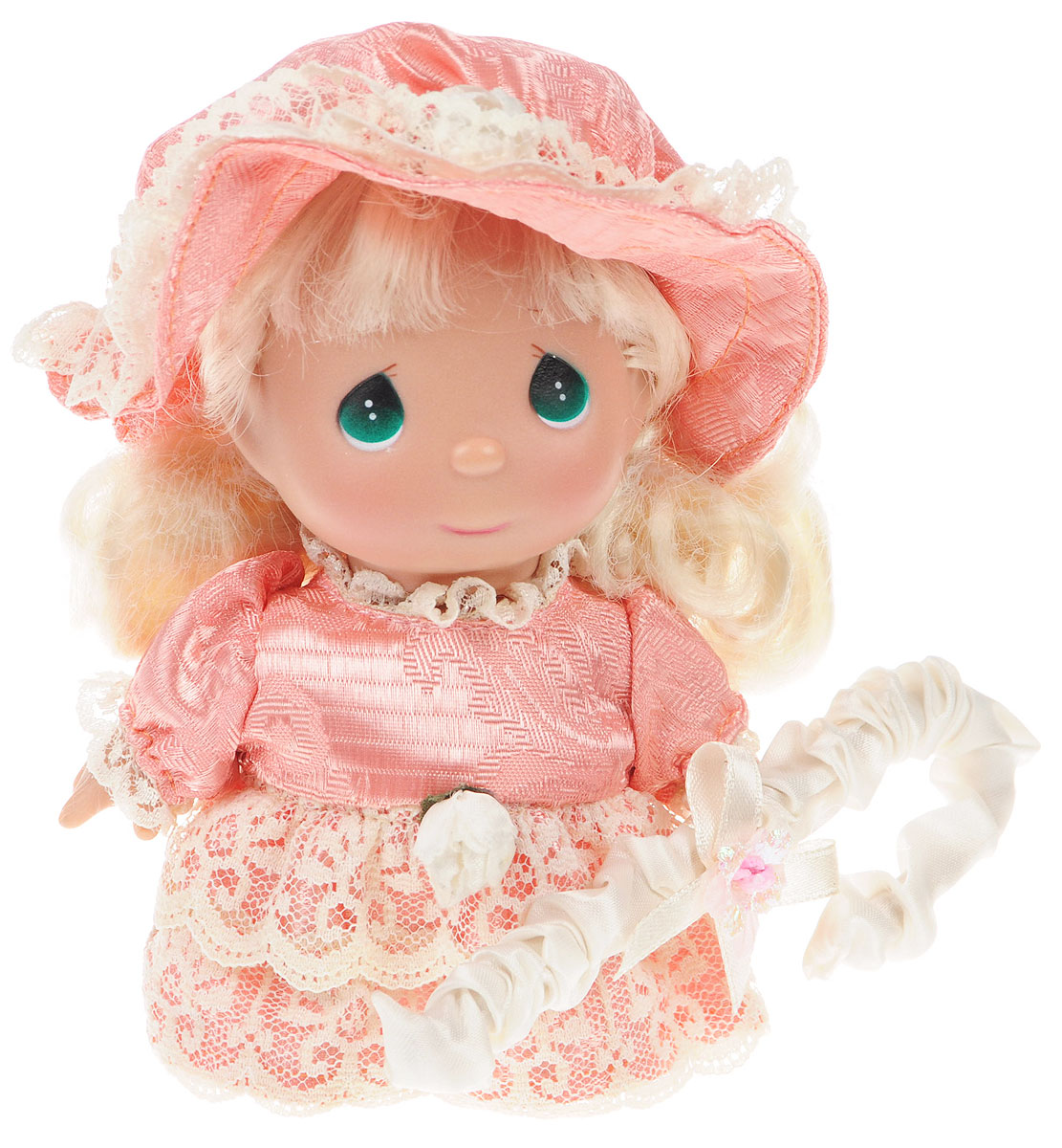 Precious Moments Мини-кукла Пастушка цвет платья светло-коралловый5399 Precious Moments Мини-кукла Пастушка цвет платья светло-коралловый5399Какие же милые эти куколки Precious Moments. Создатель этих очаровательных крошек настоящая волшебница - Линда Рик - оживила свои творения, каждая кукла обрела свой милый и неповторимый образ. Эти крошки могут сопровождать вас в чудесных странствиях и сделать каждый момент вашей жизни незабываемым! Мини-кукла Пастушка одета в шикарное платье с кружевами. На голове шляпка. У куколки большие зеленые глаза и длинные светлые волосы. Такая куколка очарует вас и вашу дочурку с первого взгляда! Благодаря играм с куклой, ваша малышка сможет развить фантазию и любознательность, овладеть навыками общения и научиться ответственности.
