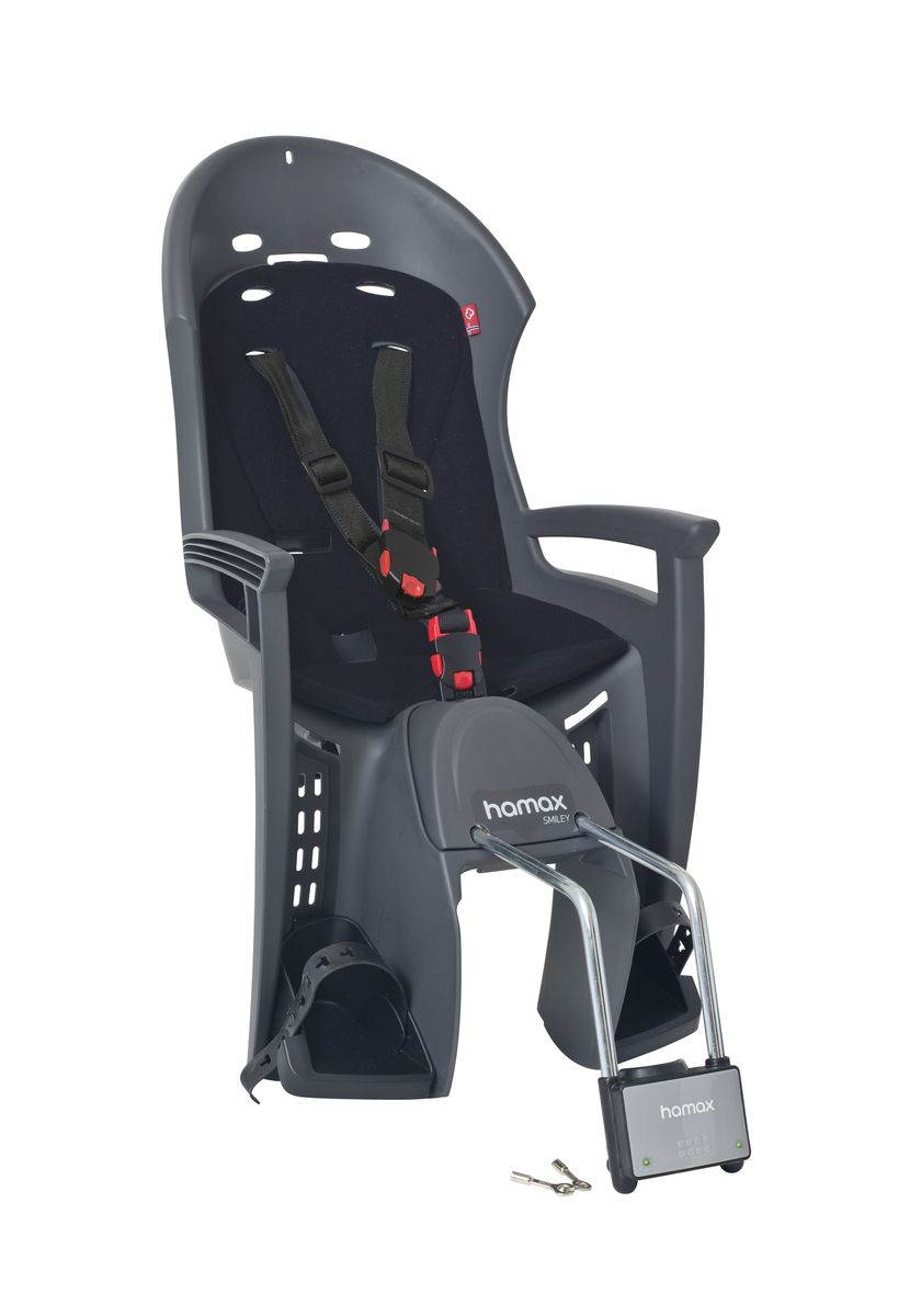 Детское кресло Hamax Smiley W/Lockable Bracket, цвет: серый, черный552033 Детское кресло Hamax Smiley W/Lockable Bracket, цвет: серый, черный552033Отличительные особенности Hamax SMILEY W/LOCKABLE BRACKET : Запираемый кронштейн крепления замка фиксации кресла на велосипеде и 3-точечные ремни безопасности с дополнительным кронштейном для фиксации в районе груди,и обеспечения ребенку безопасной и удобной посадки. Дополнительные мягкие пряжки для фиксации ребенка в кресле очень легкие и комфортные, но при этом обеспечивают надежную фиксацию ребенка в велокресле, позволяя при необходимости совершать резкие маневры и торможения. Эргономика велокресла расчитанна так что спинка кресла не будет мешать голове ребенка в моменты когда он хочет откинуться назад кресла в шлеме. Механизмы регулировки застежек позволяют комфортно отрегулировать их вместе с ростом ребенка. Переставляйте детское сиденье для велосипеда между двумя велосипедами Детское сиденье для велосипеда очень легко крепится и освобождается от велосипеда. Приобретая дополнительный кронштейн, вы можете легко переставлять детское...