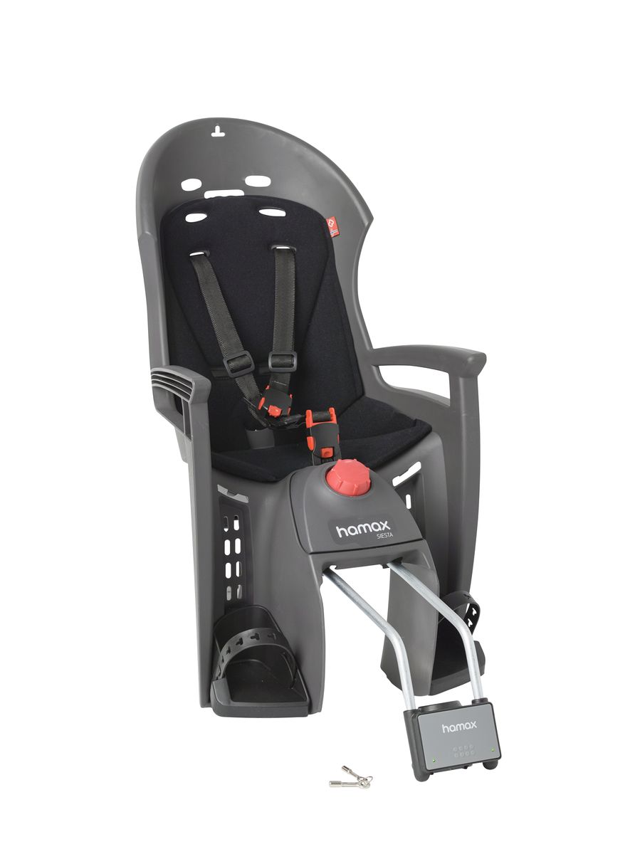 Детское кресло Hamax Siesta W/Lockable Bracket, цвет: серый, черный552501 Детское кресло Hamax Siesta W/Lockable Bracket, цвет: серый, черный552501Отличительные особенности Hamax Siesta : Воздушная подушка благодаря которой на позвоночник ребенка не передаются удары от дороги. Подушка состоит из 2 частей. Между полусферами есть воздушные каналы благодаря которым ребенок меньше потеет. Функция регулировки угла наклона для комфортного отдыха и сна ребенка и замок фиксации кресла на велосипеде с ключом. Функция сон Спальная функция данного кресла позволяет осуществить наклон назад (до 20 °) для более комфортного и удобного положения ребенка для отдыха / или сна. Дополнительно Вы также можете использовать подголовник Hamax Neckroll, и положение головы во время катания на велосипеде всегда будет оставаться стабильным. Невероятный комфорт Дополнительные мягкие пряжки фиксации ребенка в кресле очень легкие и комфортные, но при этом обеспечивают надежную фиксацию ребенка в велокресле, позволяя при необходимости совершать резкие маневры и торможения. Эргономика велокресла рассчитана так что спинка кресла не будет мешать голове...