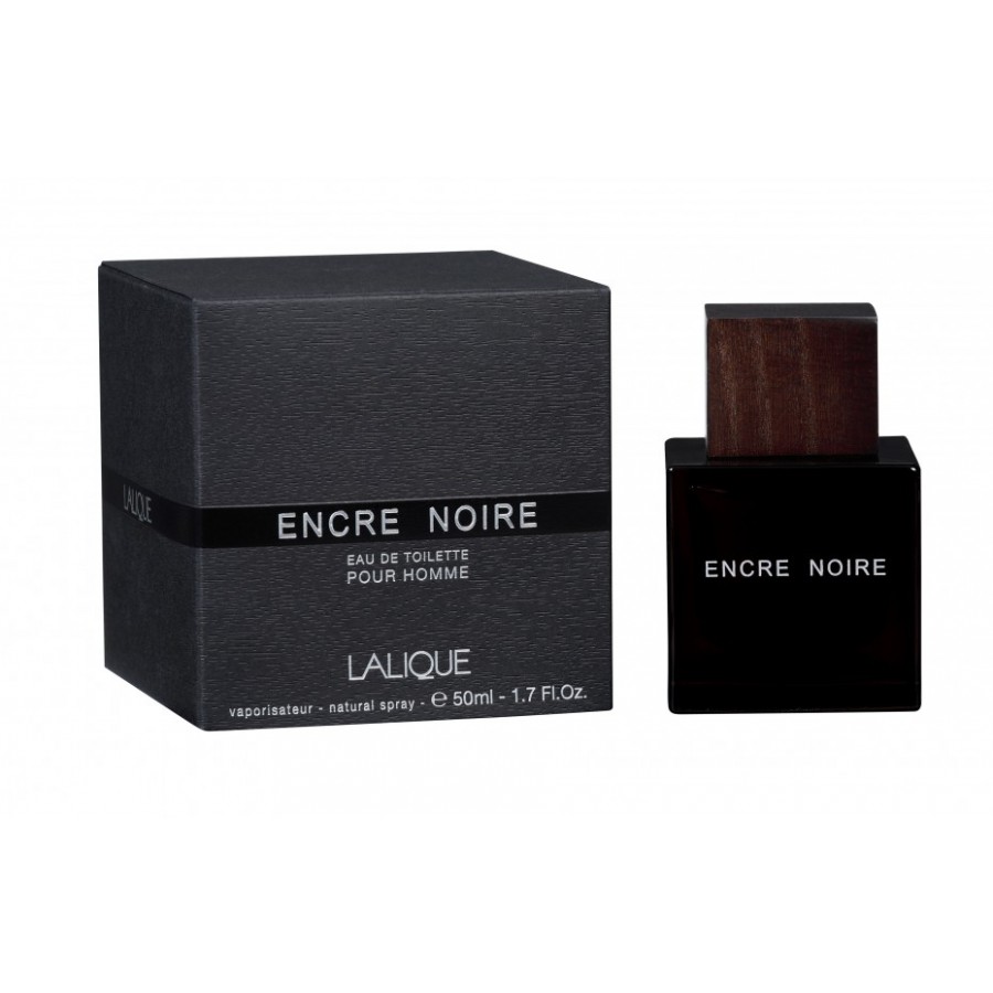 Lalique Encre Noire Туалетная вода мужская спрей 50 млLLQ013200 Lalique Encre Noire Туалетная вода мужская спрей 50 млLLQ013200Элегантный древесный аромат Encre Noire построен на гармоничном сочетании бархатистых, глубоких нот бурбонского ветивера и таинственных, чуть пряных нот гаитянского. Данная гармония оттеняется аккордами кипариса, кашемирового дерева и мускуса, добавляющими в аромат чувственности и пламенной страсти.