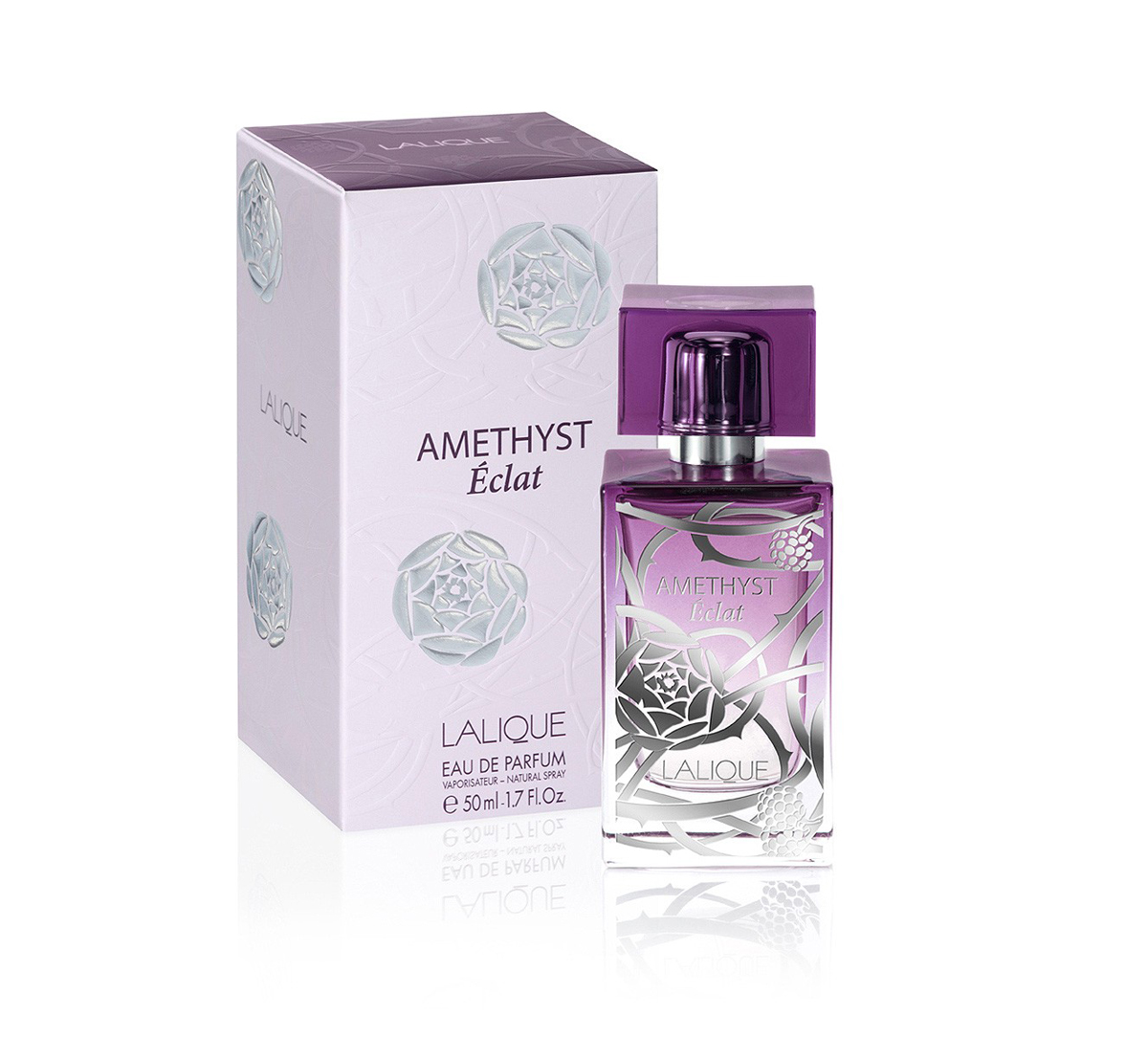 Lalique Amethyst Eclat Парфюмерная вода женская спрей 50 млLLQPA2200 Lalique Amethyst Eclat Парфюмерная вода женская спрей 50 млLLQPA2200Источником вдохновения для создания Amethyst Eclat послужило цветочное изобилие произведений Рене Лалика, а именно пион – частый элемент элегантных мотивов ар-деко. Аромат предлагает свежую интерпретацию этого цветка, который был едва различим во фруктовом многообразии Amethyst. Теперь же он распускается во всем своем величии, подтверждая статус короля цветов: ведь именно пион символизирует богатство, престиж, любовь и красоту, например, в китайской культуре. Amethyst Eclat сверкает благодаря чистому, яркому, искрящемуся аромату пиона – этого «пожара лепестков», как писала великая Колетт в своей книге «Pourunherbier». И форма, и содержание великолепного аромата Amethyst Eclat изящно воплощают в себе глубину творчества художника, заслужившего имя Скульптора света.