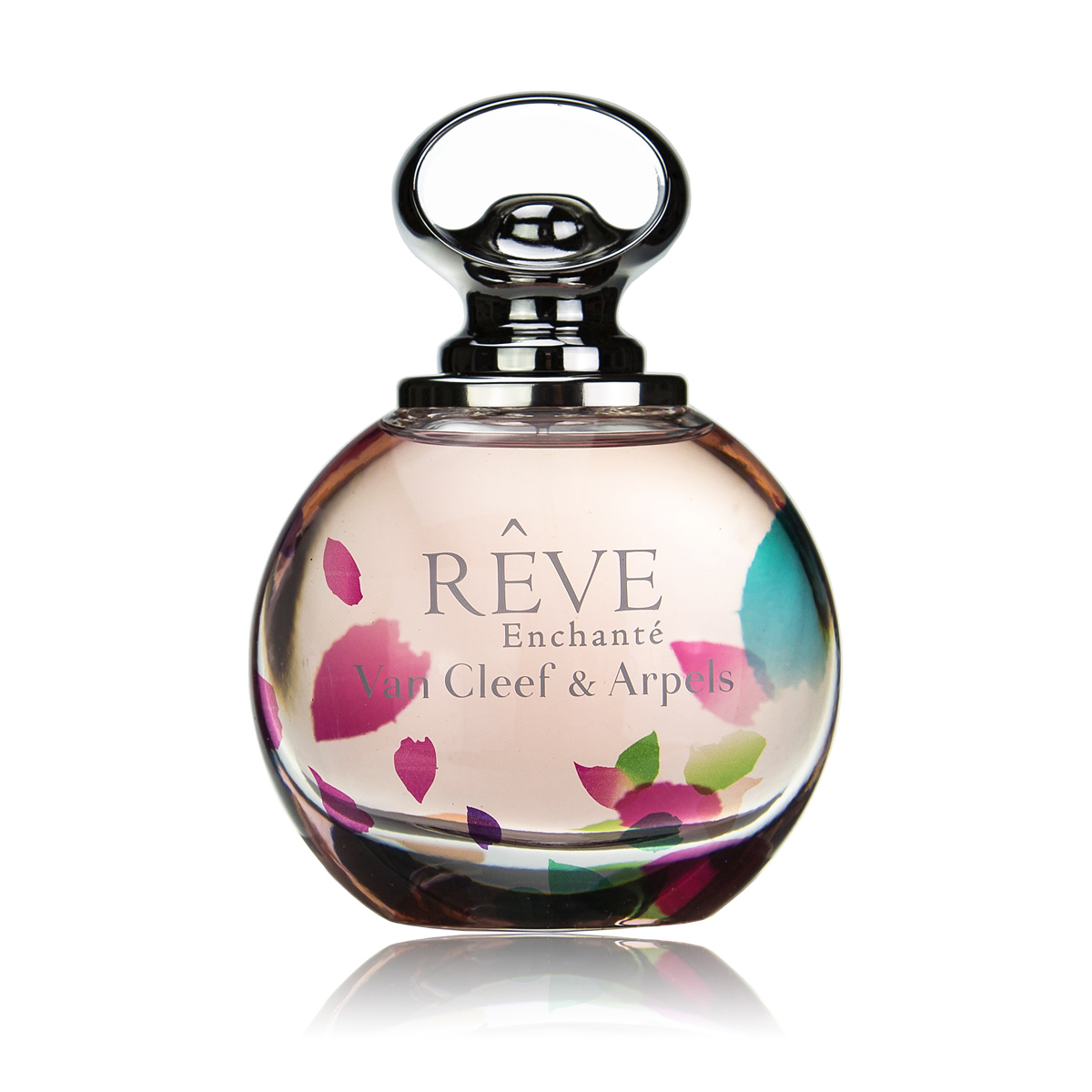 Van Cleef Reve Enchante Парфюмерная вода женская спрей 100 млVCA013E01 Van Cleef Reve Enchante Парфюмерная вода женская спрей 100 млVCA013E01Утонченный женский аромат Van Cleef & Arpels Reve Enchante, выпущенный в 2015 году известным французским брендом Van Cleef & Arpels стал открытием года. Над созданием этой нежный цветочно-фруктовый новинки работал парфюмер Эмиль Копперман. Ему удалось выпустить для ювелирного бренда романтичный и волнующий коктейль. Аромат является дополнением к весенней ювелирной коллекции бренда, а потому подчеркивает деликатность, элегантность и роскошь. Данная парфюмерная является продолжением традиций ювелирного дома и фланкером уже полюбившегося аромата 2013 года Reve. В новой редакции аромат Van Cleef & Arpels Reve Enchante звучит более трогательно и воздушно. В нем отражается особая деликатность и нежность. Необыкновенно приятный изысканный коктейль адресован молодым и романтичным женщинам, для которых были собраны сочные дольки клементина и груши, украшенные цветами персика и жасмина. Сливочная белая амбра делает аромат еще более роскошным.