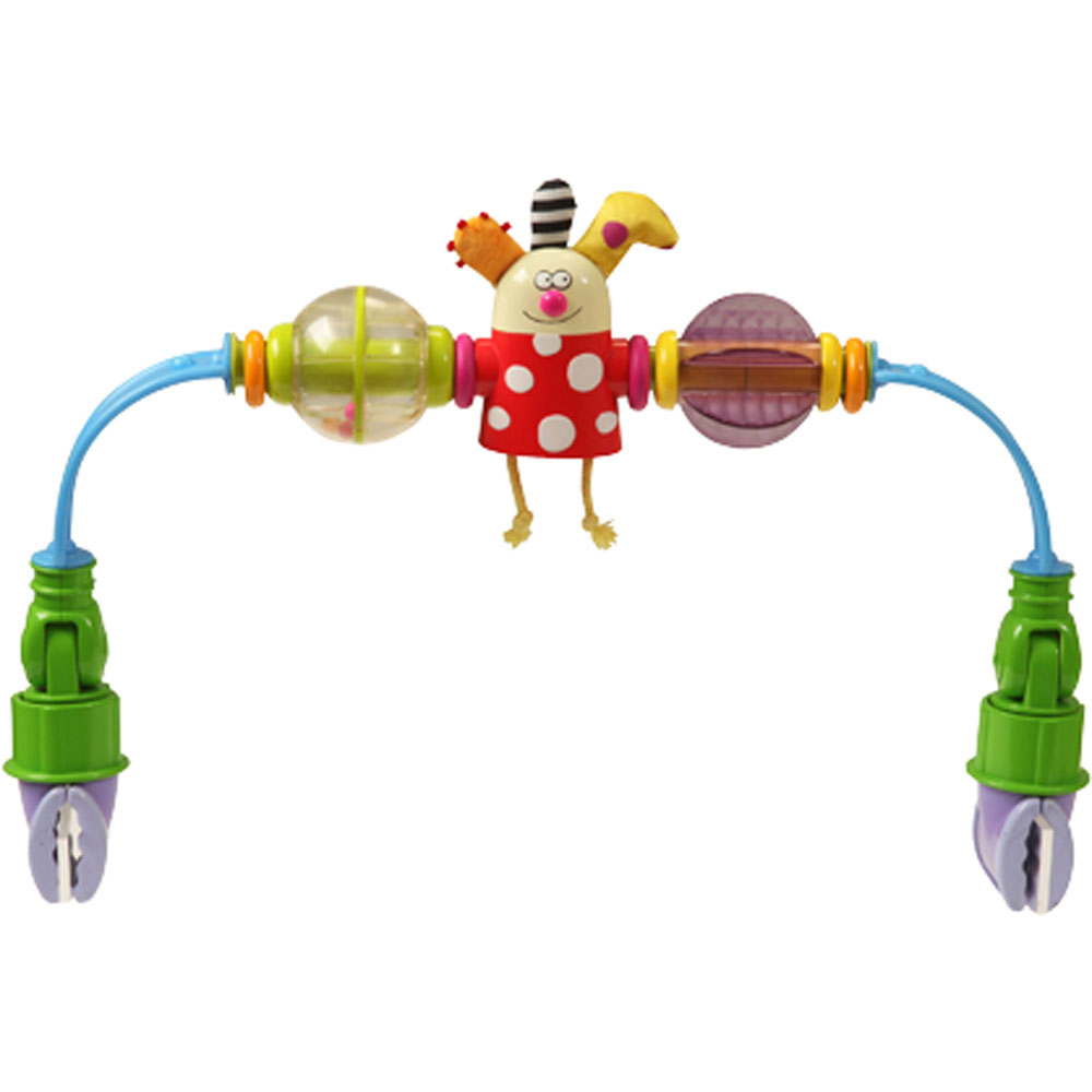 Taf Toys Развивающая дуга на коляску11475 Taf Toys Развивающая дуга на коляску11475Развивающая дуга на коляску Taf Toys не оставит вашего малыша равнодушным и не позволит ему скучать! Дуга выполнена в виде трех ярких элементов: забавная фигурка клоуна с ножками в виде веревочек, при вращении которого малыш услышит звук трещотки, прозрачный шарик с маленькими цветными шариками внутри, гремящими при тряске и вращающийся элемент светло-сиреневого цвета. Также подвеска оснащена четырьмя цветными колечкам, которые ваш ребенок будет с удовольствием вращать. Подвеска оборудована гибкими дугами по краям, что позволяет подстроить их под ширину коляски. С помощью прочных клипс, расположенных на концах подвески, она легко крепится к коляске, кроватке или креслу. Погремушка-подвеска поможет вашему малышу познакомиться с основными цветами, развить мелкую моторику рук, цветовосприятие и звуковосприятие.