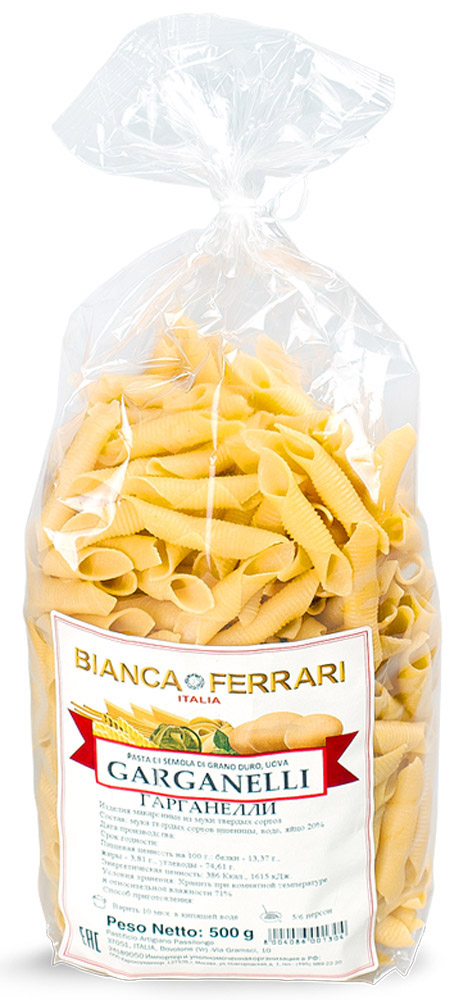 Bianca Ferrari Гарганелли паста яичная, 500 гBF.004.OV Bianca Ferrari Гарганелли паста яичная, 500 гBF.004.OVBianca Ferrari Гарганелли - разновидность короткой сухой пасты из яичного теста. Интересен способ изготовления в ручном варианте. Тесто разрезают на небольшие квадратики, по каждому из которых прокатывают трубочку, оборачивая тесто вокруг. Этим объясняется такая необычная, причудливая форма. Подают с мясными, овощными блюдами, с морепродуктами а также с всевозможными соусами.