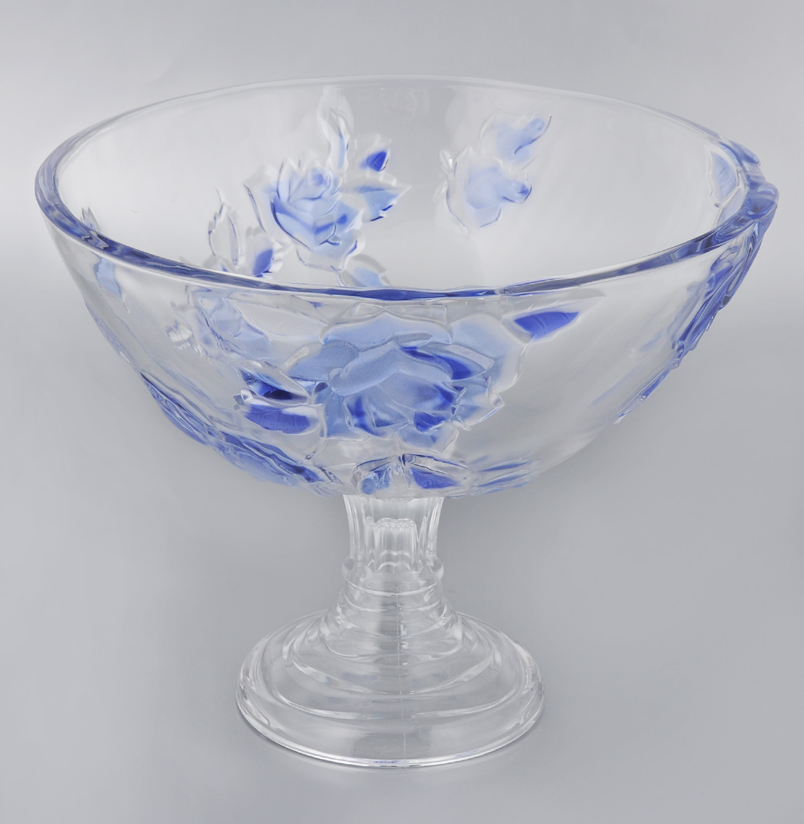 Конфетница Soga Rosette Blue, диаметр 28 смZ4865S Конфетница Soga Rosette Blue, диаметр 28 смZ4865SЭлегантная конфетница Soga Rosette Blue на ножке, изготовленная из прочного стекла, имеет многогранную рельефную поверхность. Конфетница предназначена для красивой сервировки сладостей. Изделие придется по вкусу и ценителям классики, и тем, кто предпочитает утонченность и изящность. Конфетница Soga Rosette Blue украсит сервировку вашего стола и подчеркнет прекрасный вкус хозяина, а также станет отличным подарком. Можно мыть в посудомоечной машине.