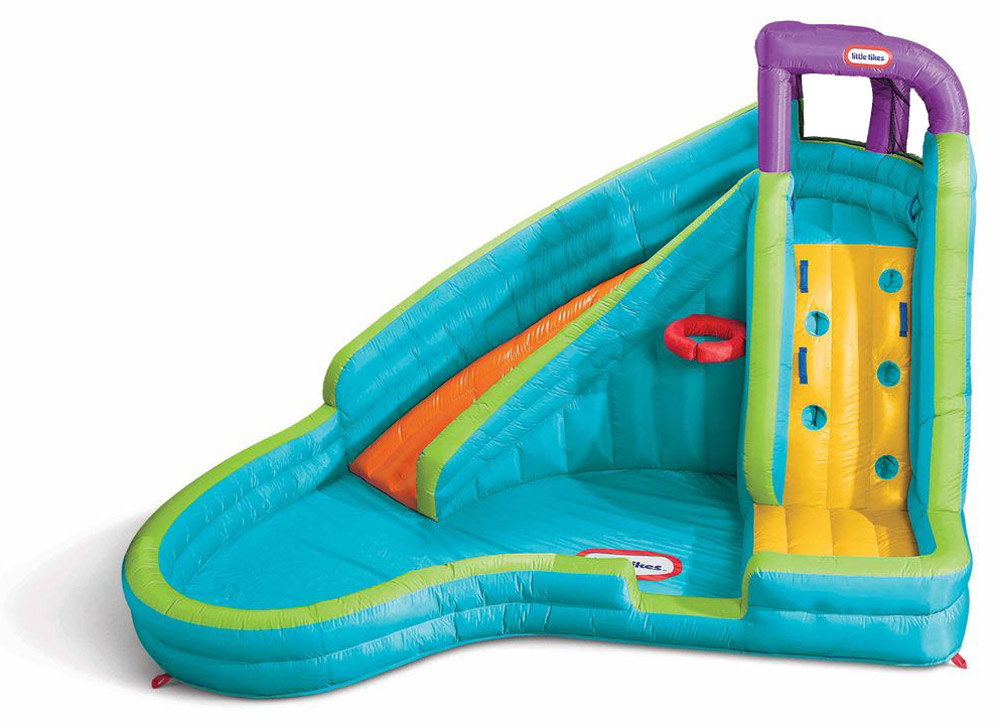 Little Tikes Игровой надувной комплекс Slamn Curve Slide632914 Little Tikes Игровой надувной комплекс Slamn Curve Slide632914Игровой надувной комплекс Little Tikes Slamn Curve Slide прекрасно подойдет для загородного дома или дачи. Комплекс исключает возможность травм - все элементы выполнены из прорезиненного материала. Комплекс предоставляет множество возможностей для игры! По стене с выступами дети будут забираться на горку и съезжать с нее прямо в бассейн! Над горкой расположен специальный шланг, постоянно поливающий горку и катающихся ребят водой. В бассейне можно отдыхать и плескаться. Здесь находится кольцо для игры в баскетбол - можно играть, не вылезая из воды! Это незаменимое развлечение в летнюю жару! Кстати, баскетбольный мячик входит в комплект. Размеры комплекса позволяют плескаться сразу нескольким детям (общая нагрузка не более 159 кг). Игровой надувной комплекс Little Tikes Slamn Curve Slide - великолепный подарок, который сделает летние каникулы еще веселее! Насос должен оставаться включенным для того, чтобы постоянно поддерживать надувной центр...