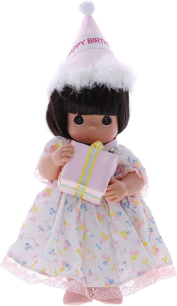 Precious Moments Кукла С Днем Рождения брюнетка4717 Precious Moments Кукла С Днем Рождения брюнетка4717Коллекция кукол Precious Moments ростом выше 30 см насчитывает на сегодняшний день более 600 видов. Куклы изготавливаются из качественного, безопасного материала и имеют пять базовых точек артикуляции. Каждый год в коллекцию добавляются все новые и новые модели. Каждая кукла имеет свой неповторимый образ и характер. Она может быть подарком на память о каком- либо событии в жизни. Куклы выполнены с любовью и нежностью, которую дарит нам известная волшебница - создатель кукол Линда Рик! Кукла С Днем Рождения одета в бело-розовое платье, оформленное кружевами, на ногах - белые носочки и розовые ботиночки. У девочки темные волосы и большие карие глаза. В руках она держит коробку с подарком, а на голове у куклы праздничный колпак с надписью Happy Birthday. Такая куколка очарует вас и вашу дочурку с первого взгляда! Игра с куклой разовьет в вашей малышке чувство ответственности и заботы.