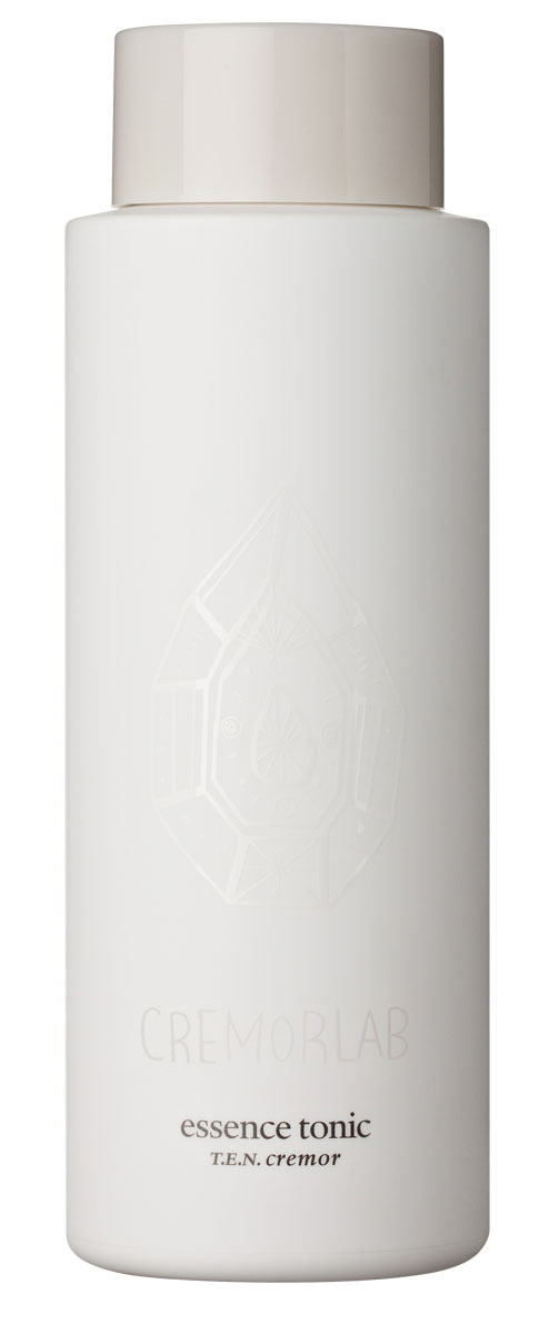 Cremorlab T.E.N. Cremor Тоник с высоким содержанием минералов Essence Tonic, 250 мл61003 Cremorlab T.E.N. Cremor Тоник с высоким содержанием минералов Essence Tonic, 250 мл61003Высоко насыщенный минералами увлажняющий тоник активизирует клеточный метаболизм, эффективно замедляет процессы старения, насыщает кожу жизненной энергией. Уникальная формула средства, без парабенов, силиконов и искусственных красителей, состоит из натуральных растительных экстрактов алое вера, зеленого чая, центеллы азиатской, шиповника и гамамелиса, и способствует глубокому проникновению увлажняющих компонентов и минералов, существенно улучшая текстуру, тон и цвет кожи. Увлажняющий тоник является великолепным продуктом, как для ежедневного ухода, так и средством скорой помощи – для быстрого снятия раздражения и покраснения. Рекомендовано для всех типов и состояний кожи.