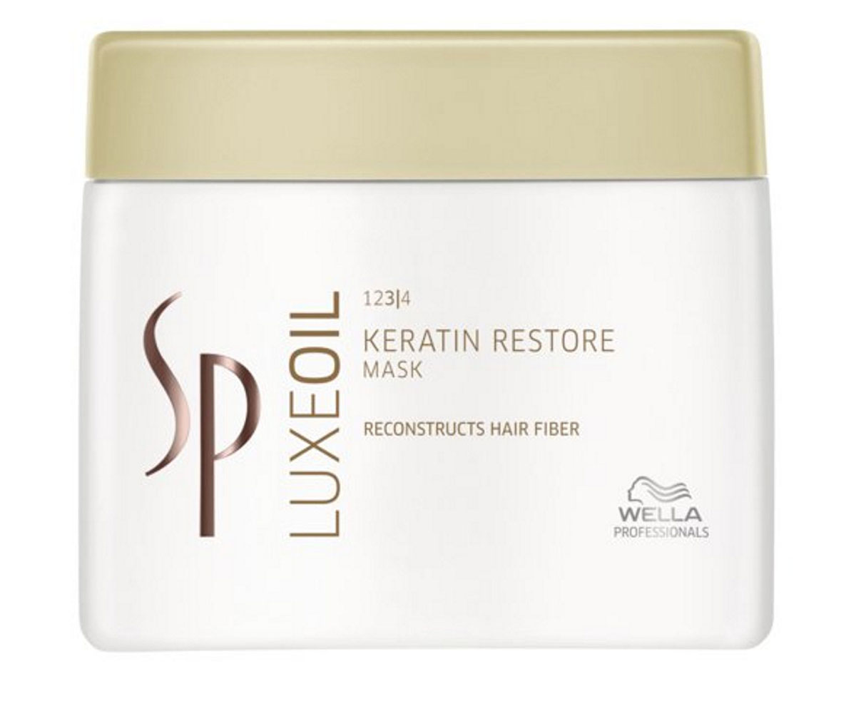 Wella SP Маска для восстановления кератина волос Luxe Line Keratin Restore Mask, 400 мл81416690 Wella SP Маска для восстановления кератина волос Luxe Line Keratin Restore Mask, 400 мл81416690Wella SP Luxe Line Keratin Restore Mask Маска для восстановления кератина волос - глубоко и бережно следит за вашими волосами. Элементы маски, проникая в структуру волос, обновляют и восстанавливают структуру каждого локона. Маска поможет создать необходимый объем, при этом волос останется легким, свежим и не отягощенным. Волос сияет красотой и здоровьем. После применения продукта, они шелковистые и мягкие. Маска ухаживает не только снаружи, она защищает волос от негативных воздействий внутри, питает и помогает избежать сечения и повреждения волос. В состав маски для волос, входят очень ценные масла: миндаля увлажняет волосы и кожу, пропитывает корни волос и стимулирует их к росту, жожоба и арганы обеспечивает волосы витаминами E и F, заполняет все поры волос и помогает избежать этим, повреждения уставших и ломких волос. Самый главный компонент маски, это кератин белок и строитель волоса, восстановит и защитит ваши волосы от самых корней до самых концов волоса.