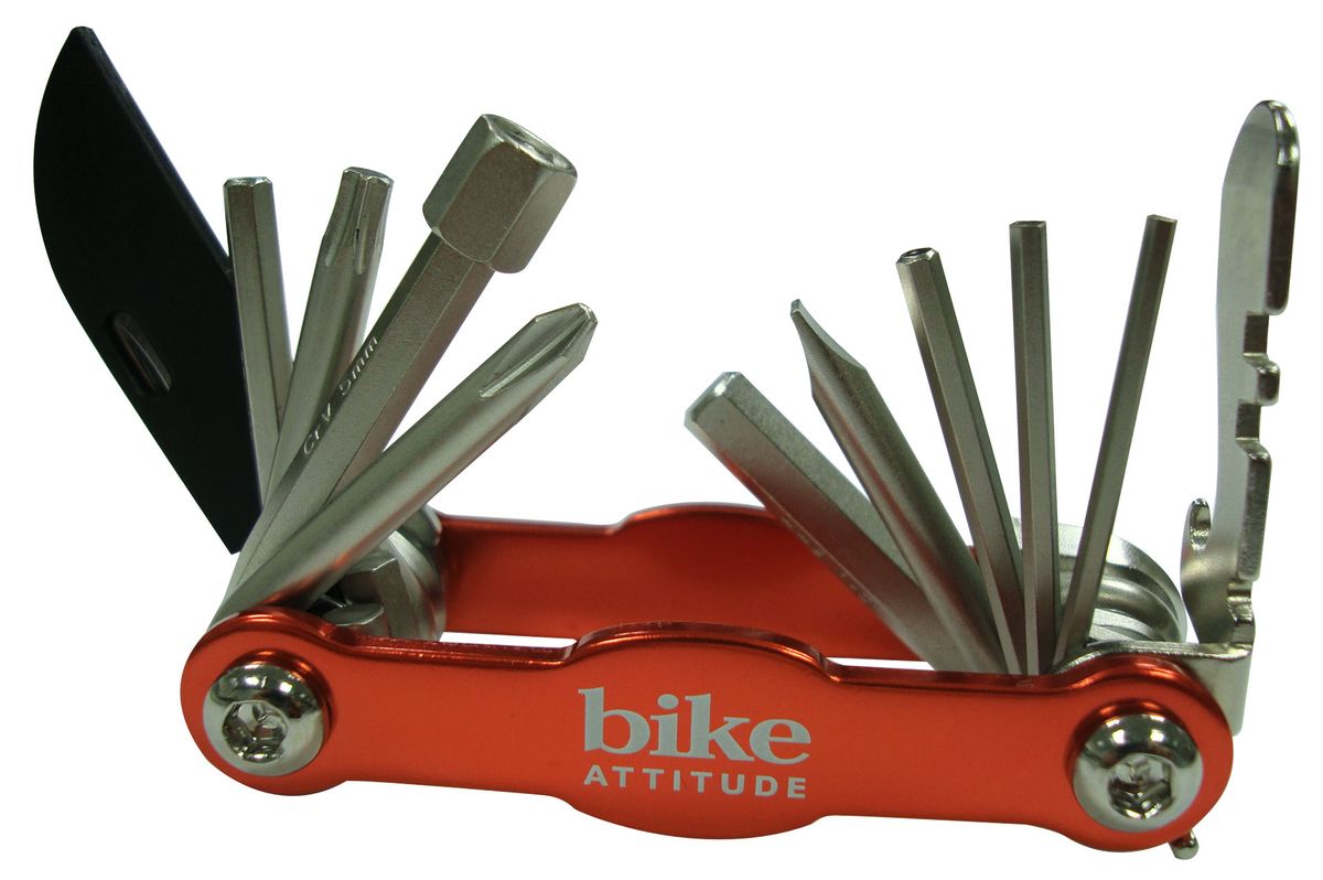 Набор шестигранных ключей Bike Attitude M101TPKDTL0-MT110K-BA001 Набор шестигранных ключей Bike Attitude M101TPKDTL0-MT110K-BA001Набор шестигранных ключей Bike Attitude M101TPK ваш надежный помощник при ремонте в дороге. Он небольшой и компактный, незаменимая вещь при велопрогулках и в Вашем хозяйстве. В набор входят 15 ключей разного размера. Bike Attitude – тайваньский производитель велосипедных аксессуаров, огромный ассортимент велоаксессуаров и велозапчастей.Характеристики: Материал: пластик, металл. Размеры ключей: 2 мм, 2,5 мм, 3 мм, 4 мм, 5 мм, 6 мм, 8 мм, отвертка плоская, отвертка крестовая, отверка phillips, торкс ключ T25, нож, открывашка для бутылок.