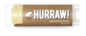 Hurraw! Бальзам для губ Coconut Lip Balm, 4,3 г005045 Hurraw! Бальзам для губ Coconut Lip Balm, 4,3 г005045Бальзамы для губ Hurraw! производятся в США на небольшом домашнем производстве. Идея создателей бренда заключалась в том, чтобы разработать поистине идеальный бальзам для губ: натуральный, вегетарианский, произведенный из органических ингредиентов высочайшего качества и не содержащий вредных веществ и искусственных компонентов. Все бальзамы Hurraw! производятся из чистого органического масла, которое добывается путем холодного отжима, что позволяет всем веществам сохранять свои полезные свойства. Помимо этого, приятно знать, что продукция марки Hurraw! не содержит ингредиентов животного происхождения и никогда не тестируется на животных. А еще бальзамы разливаются по флакончикам вручную!