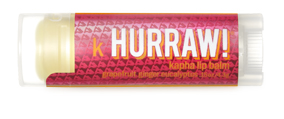 Hurraw! Бальзам для губ Kapha Lip Balm, 4,3 г005090 Hurraw! Бальзам для губ Kapha Lip Balm, 4,3 г005090Бальзамы для губ Hurraw! производятся в США на небольшом домашнем производстве. Идея создателей бренда заключалась в том, чтобы разработать поистине идеальный бальзам для губ: натуральный, вегетарианский, произведенный из органических ингредиентов высочайшего качества и не содержащий вредных веществ и искусственных компонентов. Все бальзамы Hurraw! производятся из чистого органического масла, которое добывается путем холодного отжима, что позволяет всем веществам сохранять свои полезные свойства. Помимо этого, приятно знать, что продукция марки Hurraw! не содержит ингредиентов животного происхождения и никогда не тестируется на животных. А еще бальзамы разливаются по флакончикам вручную!