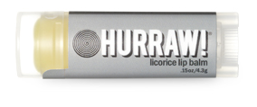 Hurraw! Бальзам для губ Licorice Lip Balm, 4,3 г005113 Hurraw! Бальзам для губ Licorice Lip Balm, 4,3 г005113Бальзамы для губ Hurraw! производятся в США на небольшом домашнем производстве. Идея создателей бренда заключалась в том, чтобы разработать поистине идеальный бальзам для губ: натуральный, вегетарианский, произведенный из органических ингредиентов высочайшего качества и не содержащий вредных веществ и искусственных компонентов. Все бальзамы Hurraw! производятся из чистого органического масла, которое добывается путем холодного отжима, что позволяет всем веществам сохранять свои полезные свойства. Помимо этого, приятно знать, что продукция марки Hurraw! не содержит ингредиентов животного происхождения и никогда не тестируется на животных. А еще бальзамы разливаются по флакончикам вручную!