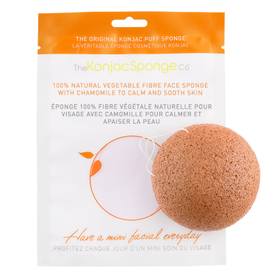 The Konjac Sponge Co Спонж для умывания лица Facial Puff - Camomille801872 The Konjac Sponge Co Спонж для умывания лица Facial Puff - Camomille801872Полностью натуральный спонж из растительной клетчатки для умывания лица (с добавлением экстракта ромашки для ухода за раздраженной гиперчувствительной кожей). Не содержит химикатов, красителей, аллергенов. На 100% биоразлагаемый. Используется во влажном состоянии. Диаметр – ок. 8 см (без учета упаковки). Способ применения: Перед употреблением тщательно промойте и дайте спонжу Конняку впитать воду. Аккуратно отожмите спонж от лишней воды и нежно очищайте кожу. Массируйте круговыми движениями. Спонж Конняку нежно отшелушивает кожу, очищает и освежает ее. Нет необходимости использовать очищающие средства, но при желании можете добавить немного любимого средства. Спонж Конняку усиливает эффект очищающих средств. Состав: Растительная клетчатка, экстракт ромашки.