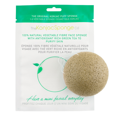 The Konjac Sponge Co Спонж для умывания лица Facial Puff - Green Tea801889 The Konjac Sponge Co Спонж для умывания лица Facial Puff - Green Tea801889Полностью натуральный спонж из растительной клетчатки для умывания лица (с добавлением экстракта зеленого чая для защиты и смягчения кожи). Не содержит химикатов, красителей, аллергенов. На 100% биоразлагаемый. Используется во влажном состоянии. Диаметр – ок. 8 см (без учета упаковки). Способ применения: Перед употреблением тщательно промойте и дайте спонжу Конняку впитать воду. Аккуратно отожмите спонж от лишней воды и нежно очищайте кожу. Массируйте круговыми движениями. Спонж Конняку нежно отшелушивает кожу, очищает и освежает ее. Нет необходимости использовать очищающие средства, но при желании можете добавить немного любимого средства. Спонж Конняку усиливает эффект очищающих средств. Состав: Растительная клетчатка, экстракт зеленого чая.