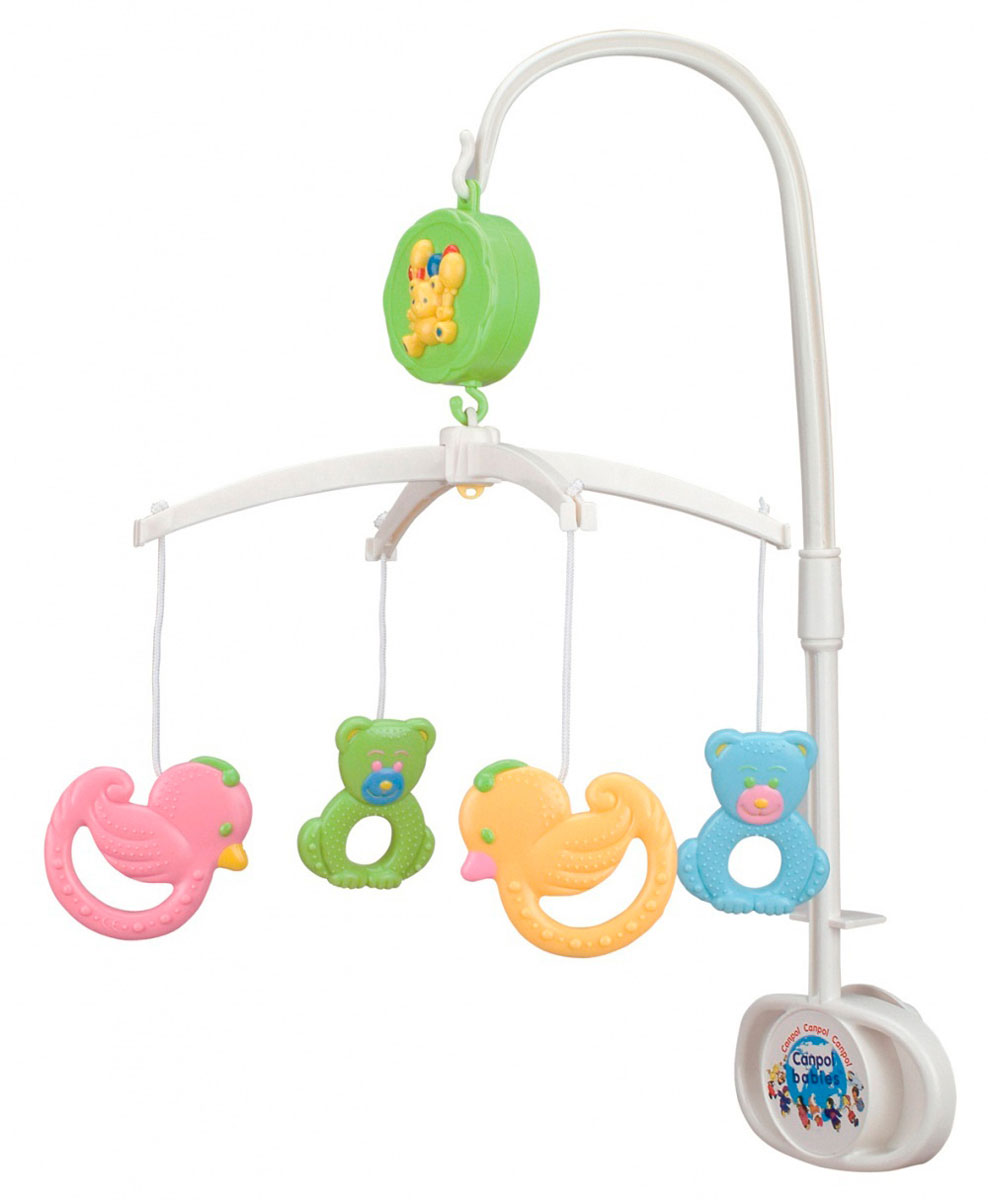 Canpol Babies Музыкальный мобиль Мишки и утки2/517 Canpol Babies Музыкальный мобиль Мишки и утки2/517Музыкальный мобиль Canpol Babies Мишки и утки - оригинальная музыкальная игрушка, предназначенная для детей с рождения. Мобиль надежно крепится к кроватке ребенка с помощью кронштейна, и создает атмосферу уюта и спокойствия в детской комнате. На кронштейн вешается музыкальное устройство, оформленное объемным изображением медвежонка с воздушными шариками, а на него - крепеж с игрушками. На текстильных веревочках крепятся пластиковые игрушки-погремушки: два медвежонка, две уточки и цветочек в центре. Игрушки снабжены рельефной поверхностью и удобными ручками, благодаря чему могут использоваться как отдельные погремушки. Благодаря заводному механизму, мобиль не требует батареек. Удобный выключатель позволяет выключить мелодию до конца завода. Хоровод ярких игрушек, которые летают над вашим малышом в ритме нежной музыки, способствует развитию первого слухового и зрительного восприятия.