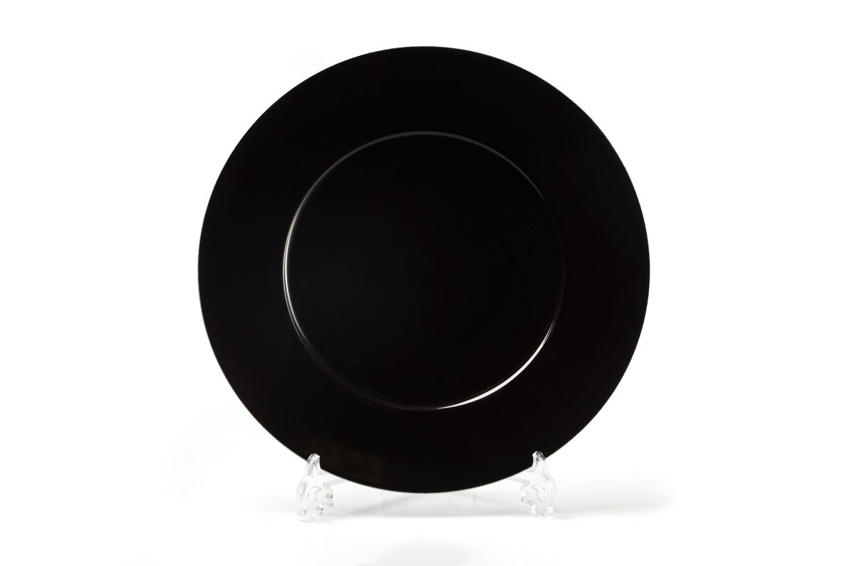 Блюдо La Rose des Sables Putoisage Noir, диаметр 31 см830631 3063 Блюдо La Rose des Sables Putoisage Noir, диаметр 31 см830631 3063Блюдо La Rose des Sables Putoisage Noir выполнено из высококачественного тунисского фарфора, изготовленного из уникальной белой глины. На всех изделиях La Rose des Sables можно увидеть маркировку Pate de Limoges. Это означает, что сырье для изготовления фарфора добывают во французской провинции Лимож, и качество соответствует высоким европейским стандартам. Все производство расположено в Тунисе. Особые свойства этой глины, открытые еще в 18 веке, позволяют создать удивительно тонкую, легкую и при этом прочную посуду. Благодаря двойному термическому обжигу фарфор обладает высокой ударопрочностью, стойкостью к сколам и трещинам, жаропрочностью и великолепным блеском глазури. Коллекция Putoisage Noir - яркий пример посуды в современном дизайне. Стильное сочетание лаконичной формы и элегантного черного цвета всегда в моде. Стол, сервированный посудой Putoisage Noir, будет выглядеть элегантно и приковывать к себе взгляды. Можно...