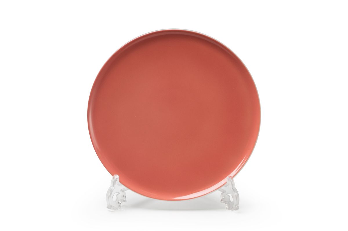 Тарелка десертная La Rose des Sables Yaka Rose, диаметр 21 см880121 2228 Тарелка десертная La Rose des Sables Yaka Rose, диаметр 21 см880121 2228Десертная тарелка La Rose des Sables Yaka Rose выполнена из высококачественного тунисского фарфора, изготовленного из уникальной белой глины. На всех изделиях La Rose des Sables можно увидеть маркировку Pate de Limoges. Это означает, что сырье для изготовления фарфора добывают во французской провинции Лимож, и качество соответствует высоким европейским стандартам. Все производство расположено в Тунисе. Особые свойства этой глины, открытые еще в 18 веке, позволяют создать удивительно тонкую, легкую и при этом прочную посуду. Благодаря двойному термическому обжигу фарфор обладает высокой ударопрочностью, жаропрочностью и великолепным блеском глазури. Коллекция Yaka Rose - яркий пример посуды в современном дизайне. Стильное сочетание лаконичной формы и необычного розового цвета с коралловым оттенком. Прекрасный вариант посуды на каждый день. Можно использовать в СВЧ печи и мыть в посудомоечной машине.