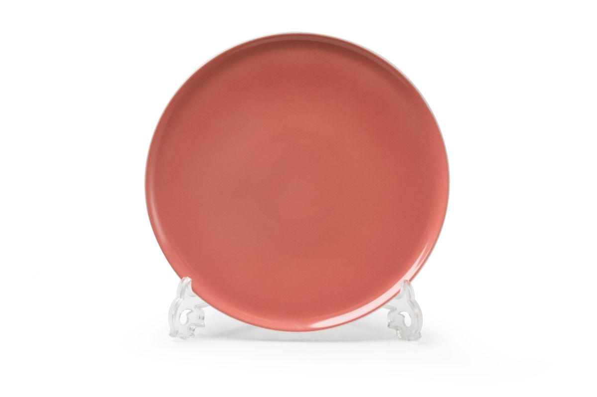Тарелка обеденная La Rose des Sables Yaka Rose, диаметр 27 см880127 2228 Тарелка обеденная La Rose des Sables Yaka Rose, диаметр 27 см880127 2228Обеденная тарелка La Rose des Sables Yaka Rose выполнена из высококачественного тунисского фарфора, изготовленного из уникальной белой глины. На всех изделиях La Rose des Sables можно увидеть маркировку Pate de Limoges. Это означает, что сырье для изготовления фарфора добывают во французской провинции Лимож, и качество соответствует высоким европейским стандартам. Все производство расположено в Тунисе. Особые свойства этой глины, открытые еще в 18 веке, позволяют создать удивительно тонкую, легкую и при этом прочную посуду. Благодаря двойному термическому обжигу фарфор обладает высокой ударопрочностью, жаропрочностью и великолепным блеском глазури. Коллекция Yaka Rose - яркий пример посуды в современном дизайне. Стильное сочетание лаконичной формы и необычного розового цвета с коралловым оттенком. Прекрасный вариант посуды на каждый день. Можно использовать в СВЧ печи и мыть в посудомоечной машине.