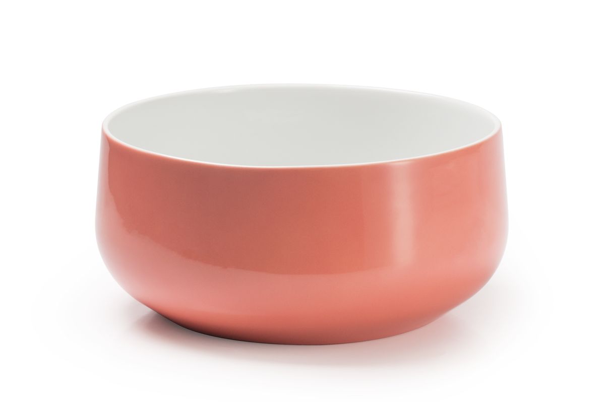 Салатник La Rose des Sables Yaka Rose, диаметр 25 см881625 2228 Салатник La Rose des Sables Yaka Rose, диаметр 25 см881625 2228Салатник La Rose des Sables Yaka Rose изготовлен из высококачественного тунисского фарфора, изготовленного из уникальной белой глины. На всех изделиях La Rose des Sables можно увидеть маркировку Pate de Limoges. Это означает, что сырье для изготовления фарфора добывают во французской провинции Лимож, и качество соответствует высоким европейским стандартам. Все производство расположено в Тунисе. Особые свойства этой глины, открытые еще в 18 веке, позволяют создать удивительно тонкую, легкую и при этом прочную посуду. Благодаря двойному термическому обжигу фарфор обладает высокой ударопрочностью, жаропрочностью и великолепным блеском глазури. Коллекция Yaka Rose - яркий пример посуды в современном дизайне. Стильное сочетание лаконичной формы и необычного розового цвета с коралловым оттенком. Прекрасный вариант посуды на каждый день. Можно использовать в СВЧ печи и мыть в посудомоечной машине.