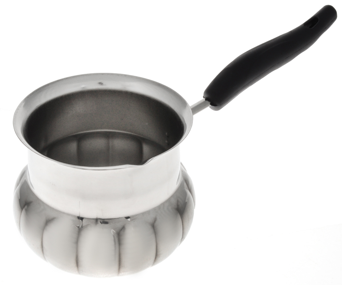 Турка Olaff, 1,08 л. SJLY-W3011-BBSJLY-W3011-BB Турка Olaff, 1,08 л. SJLY-W3011-BBSJLY-W3011-BBТурка Olaff, изготовленная из высококачественной нержавеющей стали, предназначена для приготовления кофе. Изделие имеет широкое горлышко и специальный носик. Рукоятка выполнена из пластика и снабжена специальным отверстием, благодаря которому изделие можно подвесить на крючок. Кофе в турке варится очень просто. Насыпьте молотый кофе, залейте водой и варите на слабом огне, не доводя до кипения. Чем дольше кофе варить, тем крепче он становится. Не рекомендуется мыть в посудомоечной машине. Диаметр турки (по верхнему краю): 12,5 см. Длина ручки: 17 см. Высота стенки: 11 см.