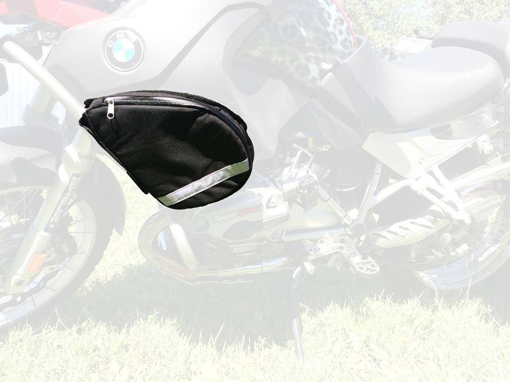 Сумка на дуги AG-brand, правая, цвет: черныйAG-BMW-MC-BAR Сумка на дуги AG-brand, правая, цвет: черныйAG-BMW-MC-BARСумка предназначена для перевозки мелких предметов, необходимых в дороге. Крепится на защитные дуги при помощи липучки. Материал сумки - Оксфорд 600, стенки усилены антиударными вставками из полимерного листа 10мм. Молния влагонепроницаемая. Внутри сумки имеется дополнительный карман для бумаг и карточек. Светоотражающий кант и полоса улучшают видимость в темное время суток.