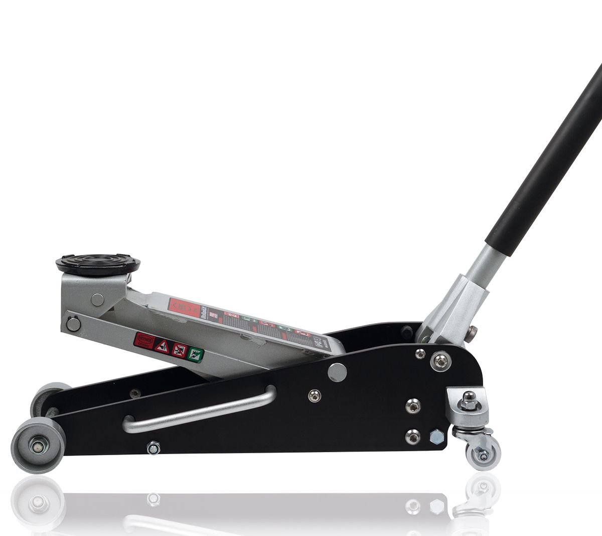 Домкрат подкатной Heyner, 2,5 т347000 Домкрат подкатной Heyner, 2,5 т347000Подкатной домкрат Heyner предназначен для подъема грузов массой до 2,5 тонн. Изделие позволяет быстро и с минимальными усилиями поднять груз на высоту до 46 см. При этом в сложенном состоянии изделие не занимает много места. Надежная и неприхотливая конструкция домкрата обеспечивает его работоспособность в любых условиях. Домкрат предназначен для использования на ровной и твердой поверхности. Он оснащен прочными колесами, обеспечивающими его мобильность и удобство в эксплуатации. Рычаг (рукоятка) с пенообразным покрытием предохраняет поверхность автомобиля от ударов. Опорная поверхность имеет мягкую резиновую накладку. Максимальная нагрузка: 2,5 т. Максимальная высота: 46 см. Минимальная высота: 10 см.
