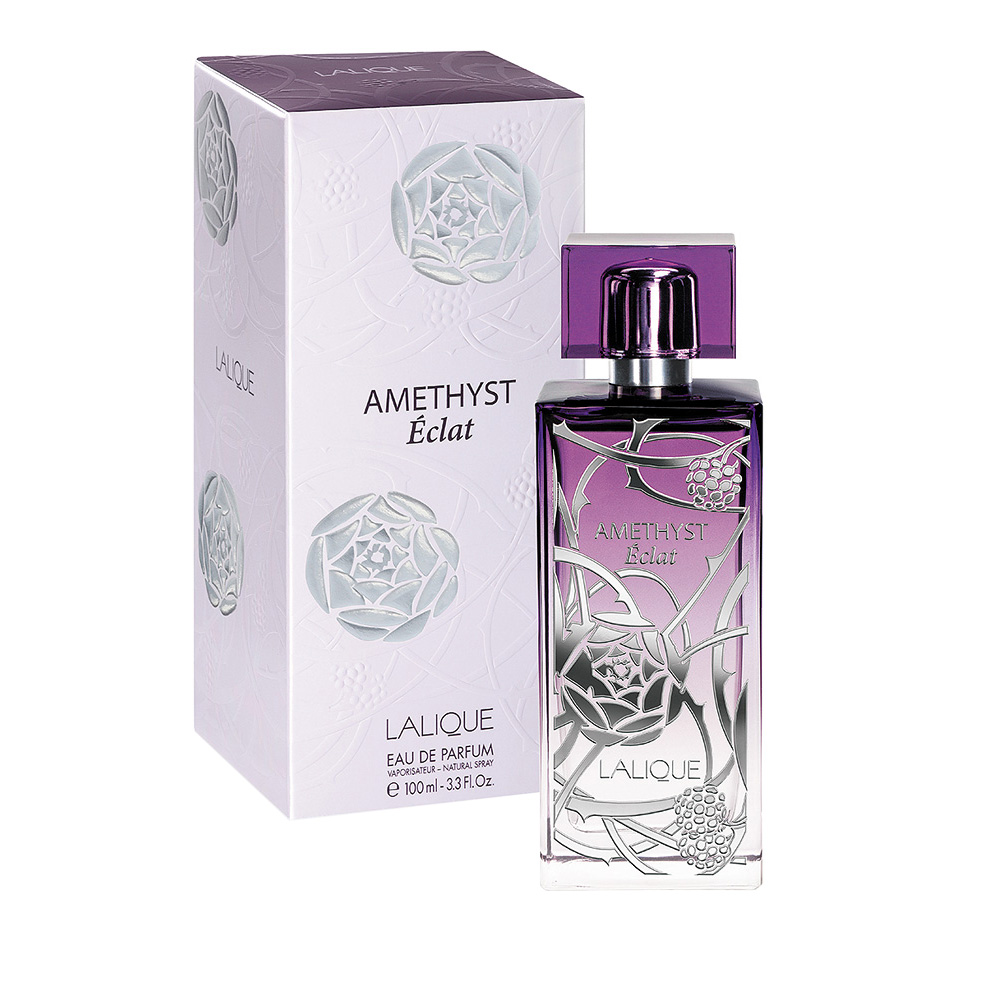 Lalique Amethyst Eclat Парфюмерная вода женская спрей 100 млLLQPA2201 Lalique Amethyst Eclat Парфюмерная вода женская спрей 100 млLLQPA2201Источником вдохновения для создания Amethyst Eclat послужило цветочное изобилие произведений Рене Лалика, а именно пион – частый элемент элегантных мотивов ар-деко. Аромат предлагает свежую интерпретацию этого цветка, который был едва различим во фруктовом многообразии Amethyst. Теперь же он распускается во всем своем величии, подтверждая статус короля цветов: ведь именно пион символизирует богатство, престиж, любовь и красоту, например, в китайской культуре. Amethyst Eclat сверкает благодаря чистому, яркому, искрящемуся аромату пиона – этого «пожара лепестков», как писала великая Колетт в своей книге «Pourunherbier». И форма, и содержание великолепного аромата Amethyst Eclat изящно воплощают в себе глубину творчества художника, заслужившего имя Скульптора света.