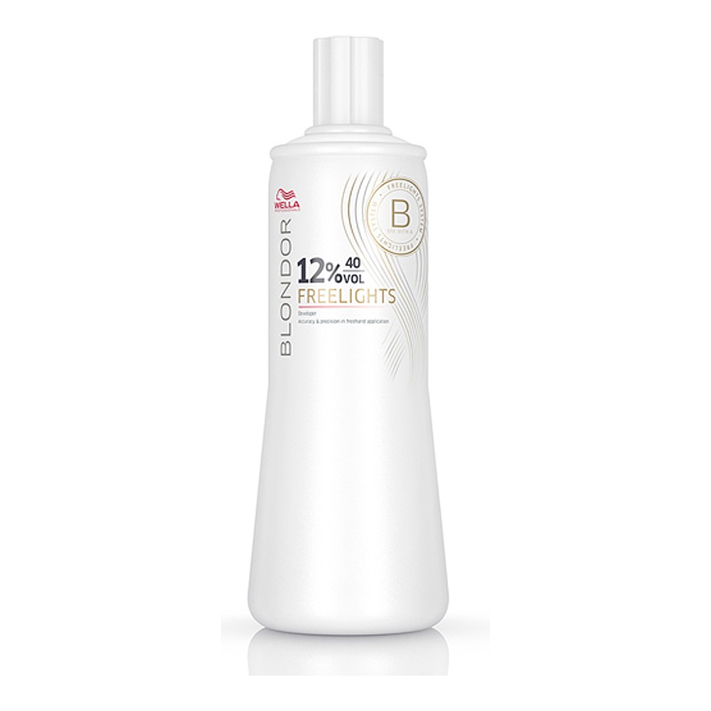 Wella Окислитель 12% Blondor Freelighht, 1000 мл81472235/0078 Wella Окислитель 12% Blondor Freelighht, 1000 мл81472235/0078Wella ВLONDOR FREELIGHTS 12% Окислитель предназначен для свободных и простых техник осветления. Преимущество и отличие этого средства заключается в том, что процесс осветления происходит без участия фольги. Формула осветлителя позволяет достичь одного из семи уровней осветления без ущерба для структуры волос. В составе окислителя имеются активные полимеры, которые способствуют соединению структуры волос. Они создают естественный и натуральный результат окрашивания. Гранулы, входящие в состав осветлителя, обогащают волосы полезными элементами, создавая защиту от внешних влияний. Важным преимуществом окислителей от этого производителя заключается в том, что цвет после осветления держится долго, вплоть до того, пока не отрастут новые волосы. Помимо этого он остается таким же насыщенным и привлекательным, как и в начале окрашивания. Для достижения максимального результата от окрашивания следует смешивать окислитель с обесцвечивающей пудрой.
