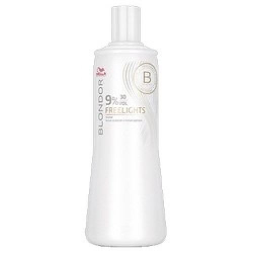 Wella Окислитель 9% Blondor Freelighht, 1000 мл81472359/0146 Wella Окислитель 9% Blondor Freelighht, 1000 мл81472359/0146Wella ВLONDOR FREELIGHTS 9% Окислитель предназначен для свободных и простых техник осветления. Преимущество и отличие этого средства заключается в том, что процесс осветления происходит без участия фольги. Формула осветлителя позволяет достичь одного из семи уровней осветления без ущерба для структуры волос. В составе окислителя имеются активные полимеры, которые способствуют соединению структуры волос. Они создают естественный и натуральный результат окрашивания. Гранулы, входящие в состав осветлителя, обогащают волосы полезными элементами, создавая защиту от внешних влияний. Важным преимуществом окислителей от этого производителя заключается в том, что цвет после осветления держится долго, вплоть до того, пока не отрастут новые волосы. Помимо этого он остается таким же насыщенным и привлекательным, как и в начале окрашивания. Для достижения максимального результата от окрашивания следует смешивать окислитель с обесцвечивающей пудрой.
