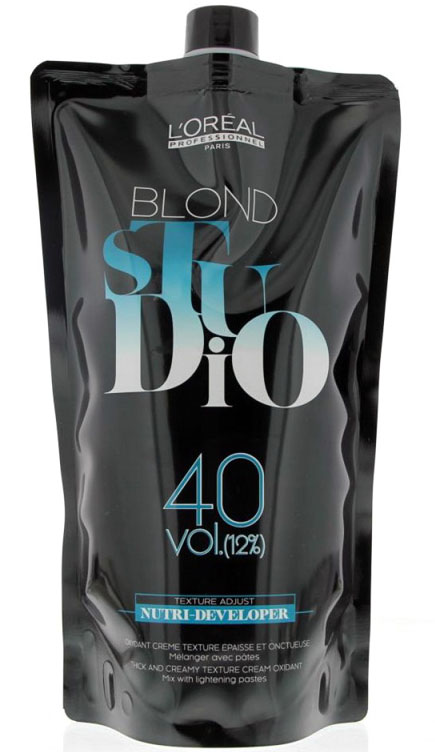 LOreal Professionnel Нутри-проявитель Платинум 12% Blond Studio Pate Platinum, 1000 млE0704886 LOreal Professionnel Нутри-проявитель Платинум 12% Blond Studio Pate Platinum, 1000 млE0704886Oreal Professionnel Pate Platinum Нутри-проявитель Платинум - разработан ведущими специалистами компании Лореаль Париж. В состав проявителя входит запатентованный препарат Нутрицерид, а также белый пчелиный воск, которые мягко ухаживают за волосами в процессе обесцвечивания, делая их натурально блестящими, ухоженными и потрясающе мягкими на ощупь. Рекомендуется для полного обесцвечивания, а также для выполнения техники мелирования и балаяжа. Нутрицерид сохраняет липидный баланс волоса и надежно укрепляет межкутикульное соединение волос. В результате применения нутри-проявителя Лореаль волосы приобретают живой натуральный оттенок, и здоровый вид.