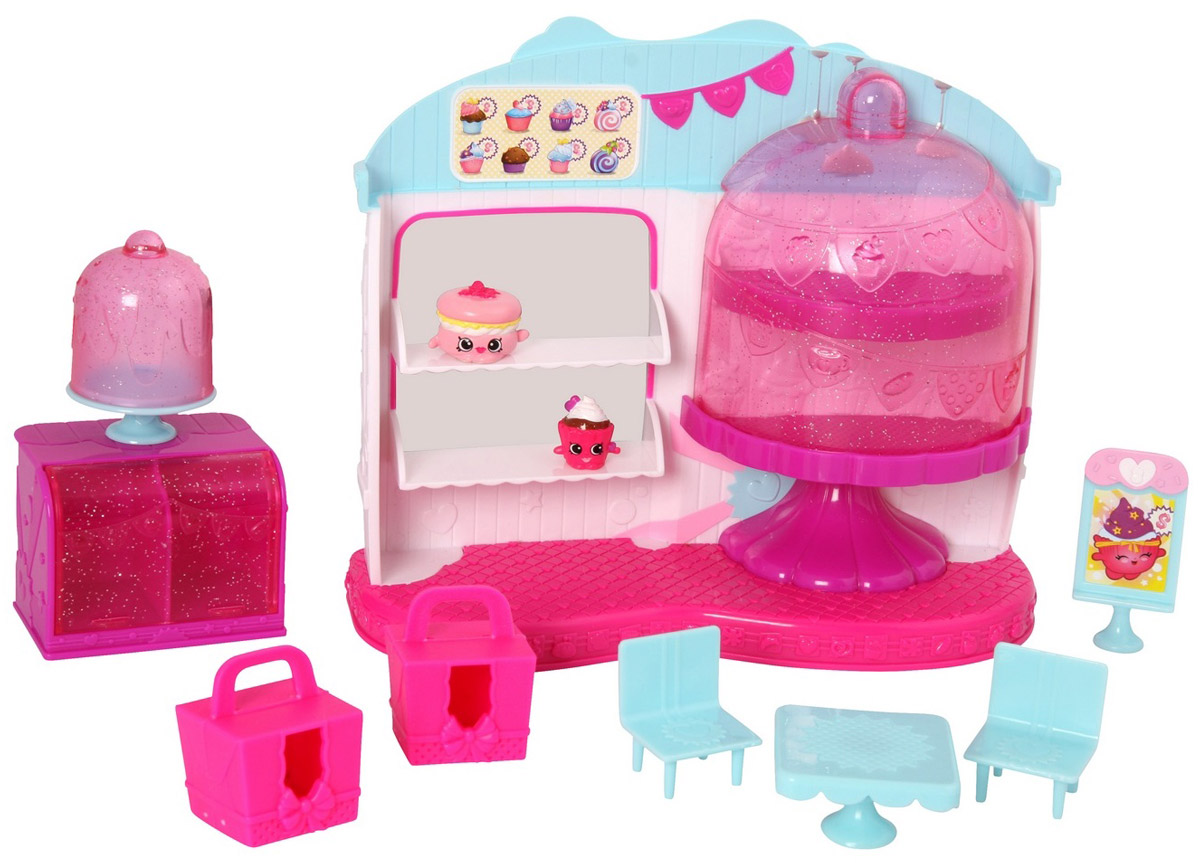 Shopkins Игровой набор Кафе Королева кексов56081 Shopkins Игровой набор Кафе Королева кексов56081Кафе «Королева кексов» - набор, который сделает жизнь в супермаркете Шопвилль интереснее. Теперь вы можете устроить выставку собственных шопкинсов: лучше всего здесь будут смотреться фигурки из команды Sweet Treats, однако вы можете разместить кого угодно на подставках и стендах вашего нового кафе. Обратите внимание, помимо мебели кафе в наборе вы найдете две фигурки шопкинс из 4 сезона и два эксклюзивных бокса для пирожных (они есть только в кафе «Королева кексов»!).