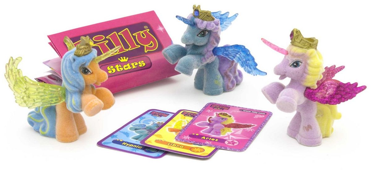 Filly DraccoИгровой набор Лошадки Filly Звезды Друзья Libra Aries HypniaLibra-Aries-Hypnia/astMO81061-3850 Filly DraccoИгровой набор Лошадки Filly Звезды Друзья Libra Aries HypniaLibra-Aries-Hypnia/astMO81061-3850Новый набор с лошадками Филли Звезды станет настоящей находкой для всех поклонников данной вселенной. В него включено сразу 3 персонажа из новой линейки. Новые персонажи могут порадовать фанатов новыми расцветками, а также уникальным дизайном своих крыльев. Теперь они блестят еще ярче. В комплект входят 2 обычные фигурки лошадок, фигурка лошадки с блестками, 3 коллекционные карточки, а также брошюра с информацией по новой линейке. В новую линейку вошли 22 новых персонажей + 1 новый редкий герой. Все они принадлежат к 5 новым семействам лошадок. Среди них Семейство звездного света, Семейство небесного света, Семейство солнечного света и семейство сумеречного света. Персонажи из последнего пятого семейства (Семейство лунного света) появятся в продаже этой осенью. Рекомендуется для детей в возрасте от 3 лет.