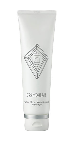 Cremorlab Triple Bright Пенка для умывания, выравнивающая White Bloom Foam Cleanser , 120 мл61416 Cremorlab Triple Bright Пенка для умывания, выравнивающая White Bloom Foam Cleanser , 120 мл61416Отлично сбалансированный состав средства, создавая нежнейшую пенку, бережно очищает даже самую чувствительную кожу, деликатно и тщательно удаляет макияж и ороговевшую кожу, способствуя нормальному дыханию кожи. Экстракты шести растений с белыми цветками (вишни, лилии, лотоса, жасмина, ромашки и пиона) эффективно выравнивают тон кожи, придавая ее сияние и красоту. Пенка предупреждает появление воспалений, питает, стимулирует процессы обновления клеток. Глубоко увлажняет, не оставляя ощущения стянутости. Не содержит парабенов, минеральных масел, бензофенона, спиртов, сульфатов и PABA. Для всех типов кожи, включая чувствительную.