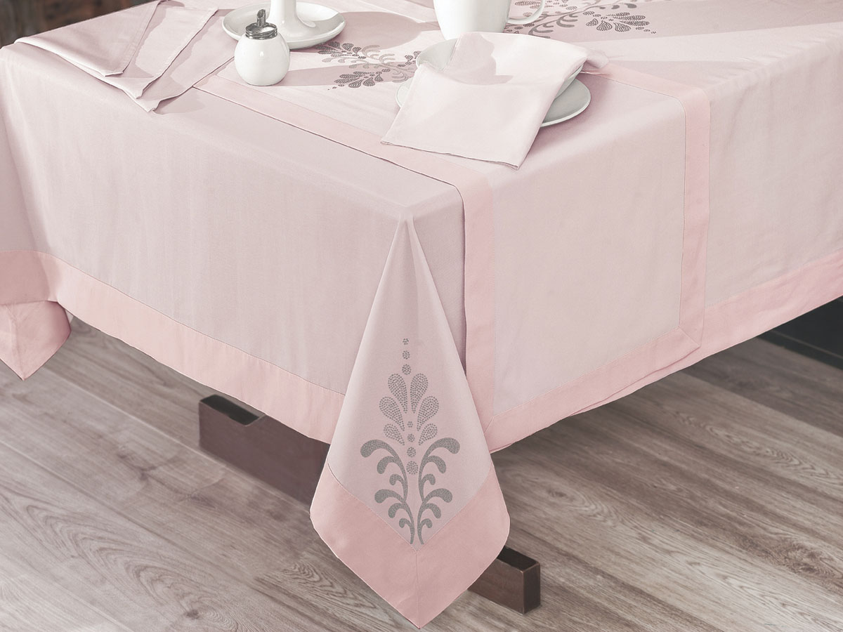 Скатерть Issimo Home Boleno, квадратная, 160 x 160 см. 49074907 Скатерть Issimo Home Boleno, квадратная, 160 x 160 см. 49074907Скатерти ISSIMO - это настоящий шедевр текстильной индустрии! Мягкие, переливающиеся оттенки, разнообразные варианты жаккарда, невероятно износоустойчивые и легкие в уходе ткани - все это позволит скатертям стать Вашим незаменимым помощником на кухне! Они не только украсят любую кухню или гостиную, но и станут прекрасным подарком на любые случаи жизни!