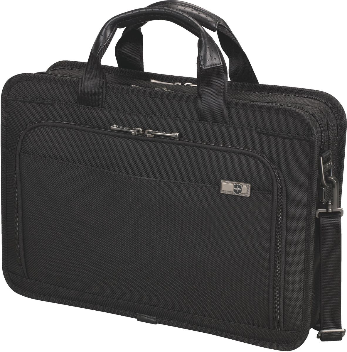 Портфель Victorinox Architecture 3.0 Louvre 13, цвет: черный. 3132170131321701 Портфель Victorinox Architecture 3.0 Louvre 13, цвет: черный. 3132170131321701Оригинальный швейцарский армейский нож «Swiss Army» был создан в 1897 году в небольшой деревушке Ибах в Швейцарии.С тех пор продукция,выпускаемая под маркой «Victorinox» с ее узнаваемым логотипом в виде креста на щите,по праву считается эталоном отличного качества,высокой функциональности,инновационных технологий и культового дизайна.Наша преданность принципам в течение последних 130 лет позволила нам создавать продукты,которые являются выдающимися не только по дизайну и качеству,но которые также являются надежными спутниками в больших и маленьких жизненных приключениях. Сегодня мы с гордостью представляем линейку сумок,чемоданов и дорожных аксессуаров,которые наилучшим образом воплощают в себе данные принципы,а также сочетают в себе черты нашего лучшего классического стиля. Сегодня бизнес ведется за традиционными рамками офисных зданий.Технология позволяет профессионалам виртуально оставаться на связи по всему миру.Коллекция Architecutre 3.0 идет в ногу со временем и...