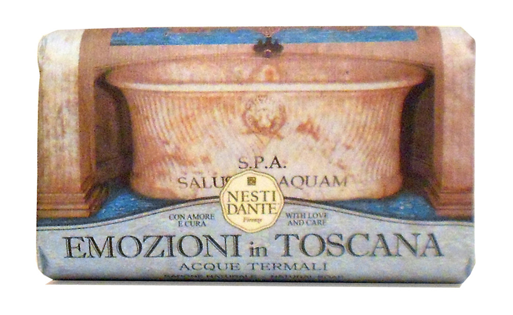 Мыло Nesti Dante Emozioni In Toscana. Термальные источники, 250 г1763106 Мыло Nesti Dante Emozioni In Toscana. Термальные источники, 250 г1763106Великолепное растительное мыло премиум-класса Nesti Dante Emozioni In Toscana. Термальные источники изготовлено по старинным рецептам и по традиционной котловой технологии, в составе мыла только натуральные оливковое и пальмовое масло высочайшего качества, для ароматизации использованы органические эфирные масла. Ежедневный ритуал красоты, любви и заботы не только для тела, но и для души. Однажды познакомившись со столь разной пленяющей Тосканой, вы будете вновь и вновь возвращаться к воспоминаниям и грезам о ее пламенных лесах, лугах, маленьких городишках, скалистых побережьях, терракотовых деревушках и волнующих ароматах Тосканы. Мыло Термальные источники - легкий, чистый и свежий аромат термальных вод, напоминает о красоте и гармонии древнего Рима. Терапевтический эффект - легкая тонизация кожи. Изысканная флорентийская бумага, в которую завернуто мыло, расписана акварелью, на каждом кусочке мыла выгравирована надпись With Love And Care (С любовю и...