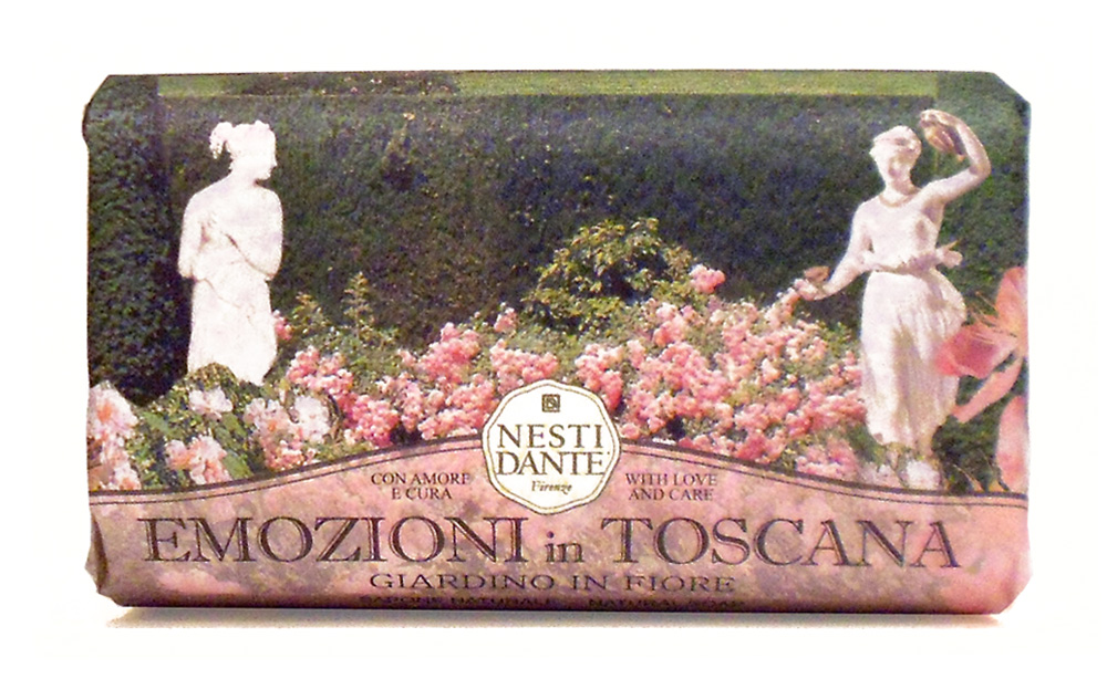 Мыло Nesti Dante Emozioni In Toscana. Цветущий сад, 250 г1764106 Мыло Nesti Dante Emozioni In Toscana. Цветущий сад, 250 г1764106Великолепное растительное мыло премиум-класса Nesti Dante Emozioni In Toscana. Цветущий сад изготовлено по старинным рецептам и по традиционной котловой технологии, в составе мыла только натуральные оливковое и пальмовое масло высочайшего качества, для ароматизации использованы органические эфирные масла. Ежедневный ритуал красоты, любви и заботы не только для тела, но и для души. Однажды познакомившись со столь разной пленяющей Тосканой, вы будете вновь и вновь возвращаться к воспоминаниям и грезам о ее пламенных лесах, лугах, маленьких городишках, скалистых побережьях, терракотовых деревушках и волнующих ароматах Тосканы. Мыло Цветущий сад - аромат цветущего весеннего сада пробуждает фантазию и страсть, мыло обладает детоксицирующими свойствами. Изысканная флорентийская бумага, в которую завернуто мыло, расписана акварелью, на каждом кусочке мыла выгравирована надпись With Love And Care (С любовю и заботой). Характеристики: Вес: ...