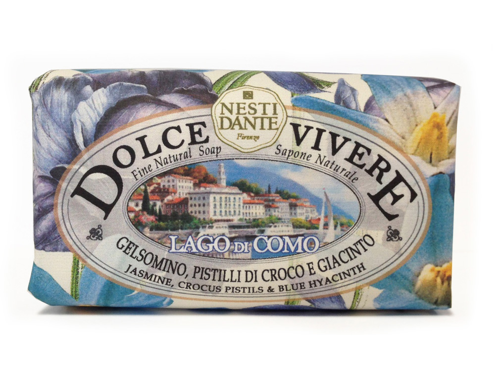 Nesti Dante Мыло Dolce Vivere. Озеро Комо, 250 г1337106 Nesti Dante Мыло Dolce Vivere. Озеро Комо, 250 г1337106Великолепное растительное мыло премиум-класса Nesti Dante Dolce Vivere. Озеро Комо изготовлено по старинным рецептам и по традиционной котловой технологии, в составе мыла только натуральные оливковое и пальмовое масло высочайшего качества, для ароматизации использованы органические эфирные масла. Мыло Dolce Vivere переносит вас в самые очаровательные места Италии, прекрасные и вдохновляющие виды заливов, городов и деревень, полных очарования, культуры и истории. Мыло Nesti Dante Dolce Vivere. Озеро Комо с чувственным ароматом гиацинта и жасмина, создающим нежную цветочную композицию. Изысканная флорентийская бумага, в которую завернуто мыло, расписана акварелью, на каждом кусочке мыла выгравирована надпись With Love And Care (С любовью и заботой). Товар сертифицирован.