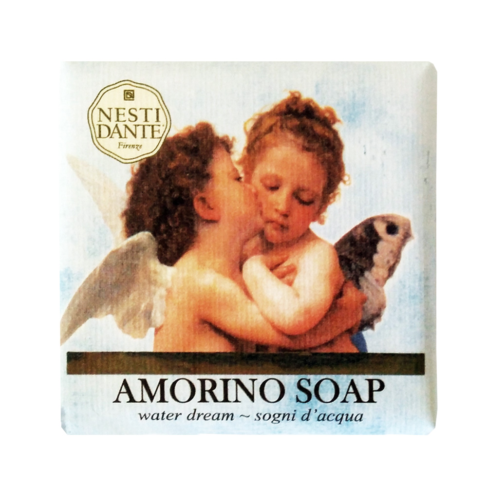 Nesti Dante Мыло Amorino Soap. Мечта о море, 150 г1793106 Nesti Dante Мыло Amorino Soap. Мечта о море, 150 г1793106Великолепное растительное мыло Nesti Dante Amorino Soap. Мечта о море изготовлено по старинным рецептам и по традиционной котловой технологии, в составе мыла только натуральные оливковое и пальмовое масло высочайшего качества, для ароматизации использованы органические эфирные масла. Ежедневный ритуал красоты, любви и заботы не только для тела, но и для души. Amorino Soap (Амурное мыло) - это символ любви и радости жизни. В новой линии Nesti Dante родная для Италии тема амуров красиво переложена на ароматическое мыло Мечта о море (Water Dream) с успокаивающим ароматом. Мягкая пена, обогащенная приятными классическими ароматами, дарит ощущение релаксации и безмятежности. Изысканная флорентийская бумага, в которую завернуто мыло, расписана акварелью, на каждом кусочке мыла выгравирована надпись With Love And Care (С любовью и заботой). Товар сертифицирован.