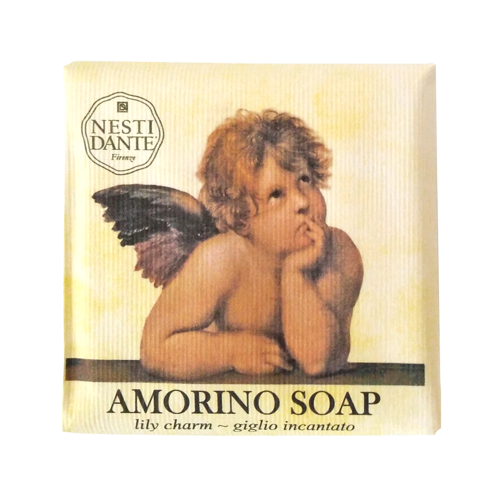 Nesti Dante Мыло Amorino Soap. Нежность лилии, 150 г1792106 Nesti Dante Мыло Amorino Soap. Нежность лилии, 150 г1792106Великолепное растительное мыло Nesti Dante Amorino Soap. Нежность лилии изготовлено по старинным рецептам и по традиционной котловой технологии, в составе мыла только натуральные оливковое и пальмовое масло высочайшего качества, для ароматизации использованы органические эфирные масла. Ежедневный ритуал красоты, любви и заботы не только для тела, но и для души. Amorino Soap (Амурное мыло) - это символ любви и радости жизни. В новой линии Nesti Dante родная для Италии тема амуров красиво переложена на ароматическое мыло Нежность лилии (Lily Charm) с веселым и бодрящим ароматом. Мягкая пена, обогащенная приятными классическими ароматами, дарит ощущение релаксации и безмятежности. Изысканная флорентийская бумага, в которую завернуто мыло, расписана акварелью, на каждом кусочке мыла выгравирована надпись With Love And Care (С любовью и заботой). Товар сертифицирован.