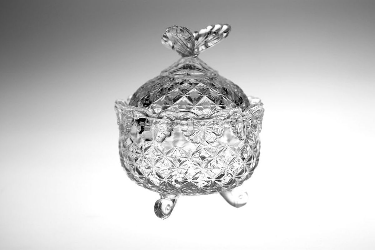 Доза Crystal Bohemia Бабочка, 13,5 см, круглая990/56310/1/65400/135-109 Доза Crystal Bohemia Бабочка, 13,5 см, круглая990/56310/1/65400/135-109Настоящий чешский хрусталь с содержанием оксида свинца 24%, что придает изделиям поразительную прозрачность и чистоту, невероятный блеск, присущий только ювелирным изделиям , особое, ни с чем не сравнимое светопреломление и игру всеми красками спектра как при естественном, так и при искуственном освещении. Продукция из Хрусталя соответствуют всем европейским и российским стандартам качества и безопасности. Традиции чешских мастеров передаются из поколения в поколение. А высокая художаственная ценность иделий признана искушенными ценителями во всем мире. Продукция из Хрусталя соответствуют всем европейским и российским стандартам качества и безопасности.