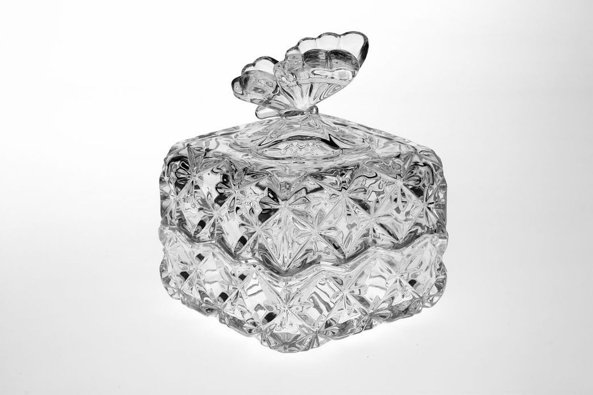 Доза Crystal Bohemia Бабочка, 9,6 см, квадратная990/57901/1/65400/096-109 Доза Crystal Bohemia Бабочка, 9,6 см, квадратная990/57901/1/65400/096-109Настоящий чешский хрусталь с содержанием оксида свинца 24%, что придает изделиям поразительную прозрачность и чистоту, невероятный блеск, присущий только ювелирным изделиям , особое, ни с чем не сравнимое светопреломление и игру всеми красками спектра как при естественном, так и при искуственном освещении. Продукция из Хрусталя соответствуют всем европейским и российским стандартам качества и безопасности. Традиции чешских мастеров передаются из поколения в поколение. А высокая художаственная ценность иделий признана искушенными ценителями во всем мире. Продукция из Хрусталя соответствуют всем европейским и российским стандартам качества и безопасности.