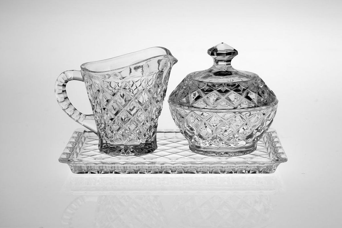 Набор Crystal Bohemia: поднос, молочник, сахарница990/99999/9/14100/004-309 Набор Crystal Bohemia: поднос, молочник, сахарница990/99999/9/14100/004-309Настоящий чешский хрусталь с содержанием оксида свинца 24%, что придает изделиям поразительную прозрачность и чистоту, невероятный блеск, присущий только ювелирным изделиям , особое, ни с чем не сравнимое светопреломление и игру всеми красками спектра как при естественном, так и при искуственном освещении. Продукция из Хрусталя соответствуют всем европейским и российским стандартам качества и безопасности. Традиции чешских мастеров передаются из поколения в поколение. А высокая художаственная ценность иделий признана искушенными ценителями во всем мире. Продукция из Хрусталя соответствуют всем европейским и российским стандартам качества и безопасности.