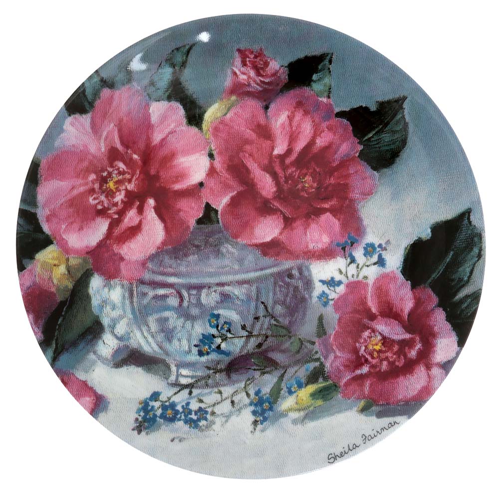 Шейла Фаирман Каскад камелий, декоративная тарелка. Фарфор, деколь. Wedgwood, Великобритания, 1990-е гг.ОС27628 Шейла Фаирман Каскад камелий, декоративная тарелка. Фарфор, деколь. Wedgwood, Великобритания, 1990-е гг.ОС27628Шейла Фаирман Каскад камелий, декоративная тарелка. Серия Садовые цветы. Фарфор, деколь. Маркировка: подглазурное клеймо черного цвета Wedgwood. Bone china. Made in England. Датировка: Великобритания, 1990-е гг. Ограниченный тираж. Диаметр 20 см. На оборотной стороне имеется отверстие для подвеса. Сохранность очень хорошая, без сколов и трещин. Тарелка не предназначена для приема пищи и может использоваться только в декоративных целях.