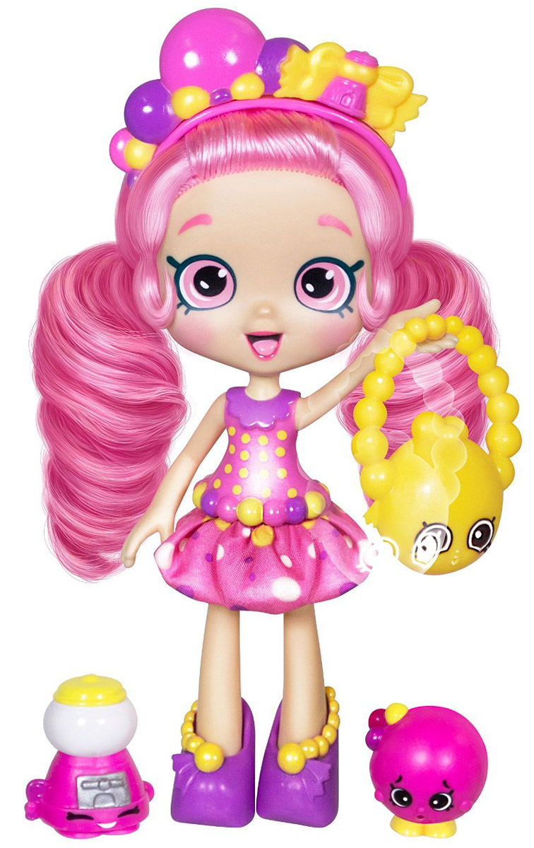 Shopkins Мини-кукла Бублиша56161/ast56134 (56161, 56163, 56164) Shopkins Мини-кукла Бублиша56161/ast56134 (56161, 56163, 56164)Мини-кукла Shopkins Бублиша - это новая игрушка популярной серии для девчонок Shopkins. Ранее среди шопкинсов не было кукол, они появились лишь в новом 4 сезоне. Своим обликом Бублиша обязана дизайну популярных сладких жвачек (бубльгум): конфетная расцветка наряда, пузыри на ободке и даже розовые глаза! Кстати, глаза куклы нарисованы точно также, как и глаза обычных шопкинс. Вместе с куклой вы найдете: расческу, VIP-карточку (выполнена в виде кредитной карты, дает доступ к приложению Shopkins), подставку, сумочку, а также две эксклюзивные фигурки шопкинс. Эти фигурки нельзя приобрести отдельно, только с этим набором. Руки куклы не сгибаются, зато могут быть подняты и опущены. Бублиша может сидеть, а также стоять на подставке в ботинках. Кофточка у куклы пластиковая, а юбка - из ткани, ее можно снять.