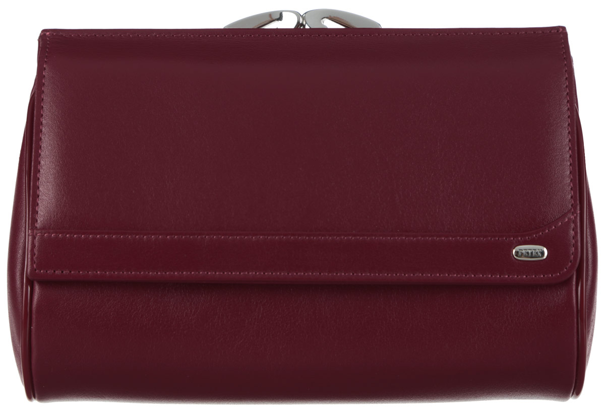Косметичка Petek 1855, цвет: красный. 410.4000.10410.4000.10 Red Косметичка Petek 1855, цвет: красный. 410.4000.10410.4000.10 RedЭлегантная косметичка Petek 1855 выполнена из натуральной кожи. Лицевая сторона изделия оформлена небольшой металлической пластиной с гравировкой в виде названия бренда. Изделие содержит два отделения. Основное отделение закрывается на рамочный замок. Дополнительное отделение закрывается клапаном на магнитную кнопку и содержит два прорезных кармашка на застежках-молниях. Внутренняя сторона клапана оснащена зеркалом. Благодаря изящной форме, внешней элегантности и вместительности этот аксессуар можно использовать как клатч. Косметичка упакована в коробку из плотного картона с логотипом фирмы. Практичный аксессуар вместит в себя все необходимое, а также прекрасно дополнит ваш образ.