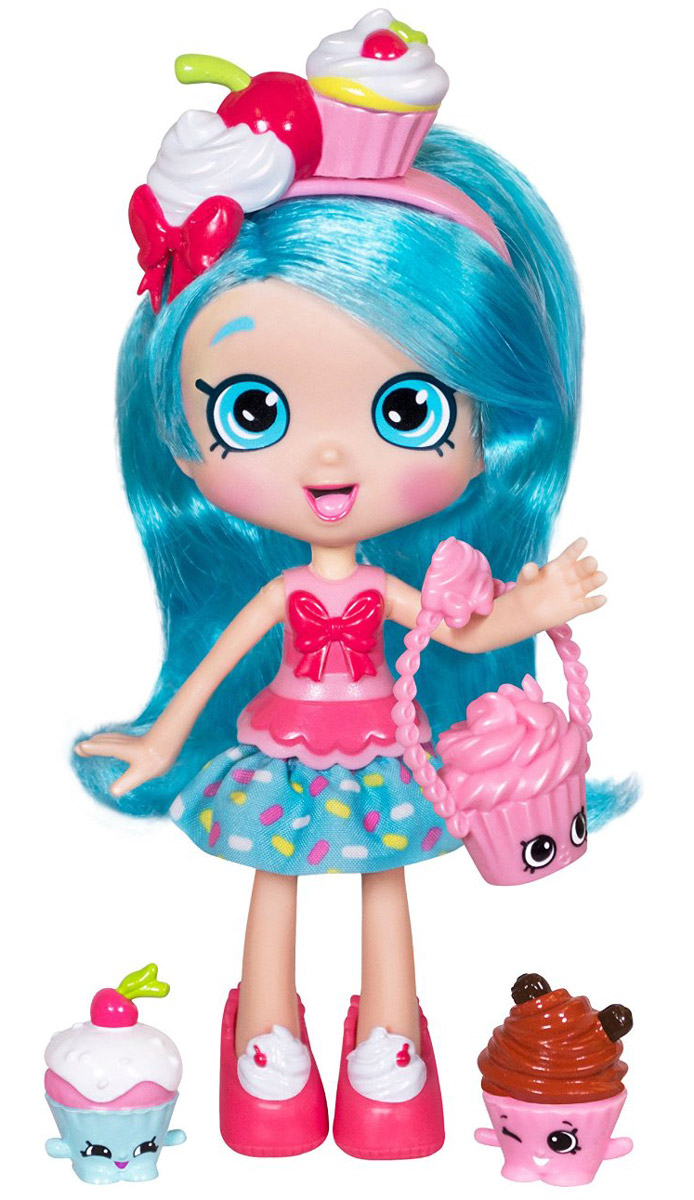 Shopkins Мини-кукла Джессикейк56164/ast56134 (56161, 56163, 56164) Shopkins Мини-кукла Джессикейк56164/ast56134 (56161, 56163, 56164)Мини-кукла Shopkins Джессикейк сможет понравиться всем поклонницам игрушек Шопкинс. Эта милая девочка, которая очень любит различные сладости. Ее волосы голубого цвета, а на голове красуется ободок с пирожными. У Джесси имеется милая розовая сумочка, которая хорошо дополняет ее образ. Также, чтобы ее волосы всегда были аккуратно уложены, в набор входит расческа. У Джесси имеются два маленьких друга-шопкинса, которые не дадут ей скучать и не оставят в одиночестве.